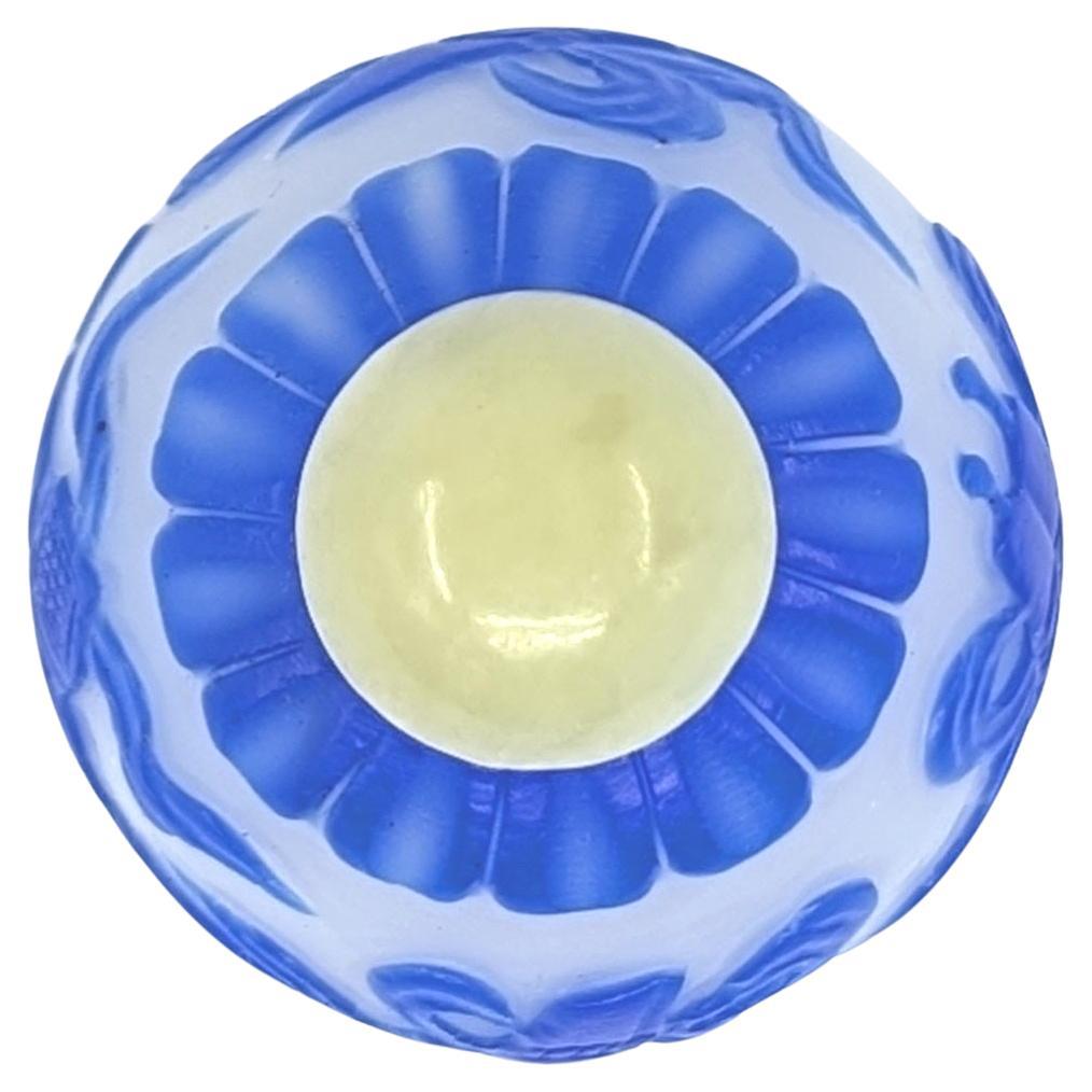 Chinesische blaue Glas-Overlay-Schnupftabakflasche, Globus, geschnitzte buddhistische Schätze, 20c (Geschliffenes Glas) im Angebot