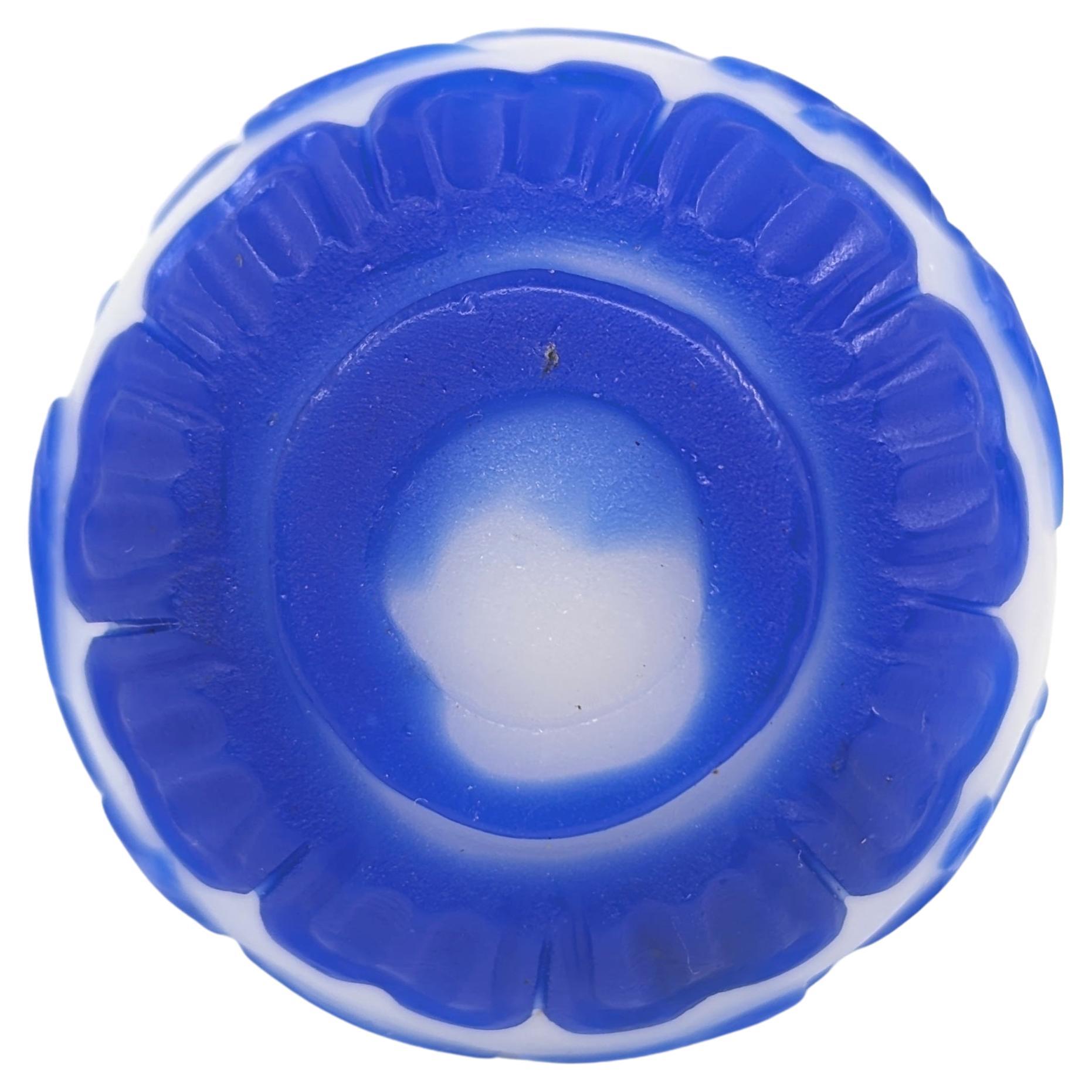 Chinesische blaue Glas-Overlay-Schnupftabakflasche, Globus, geschnitzte buddhistische Schätze, 20c im Angebot 1