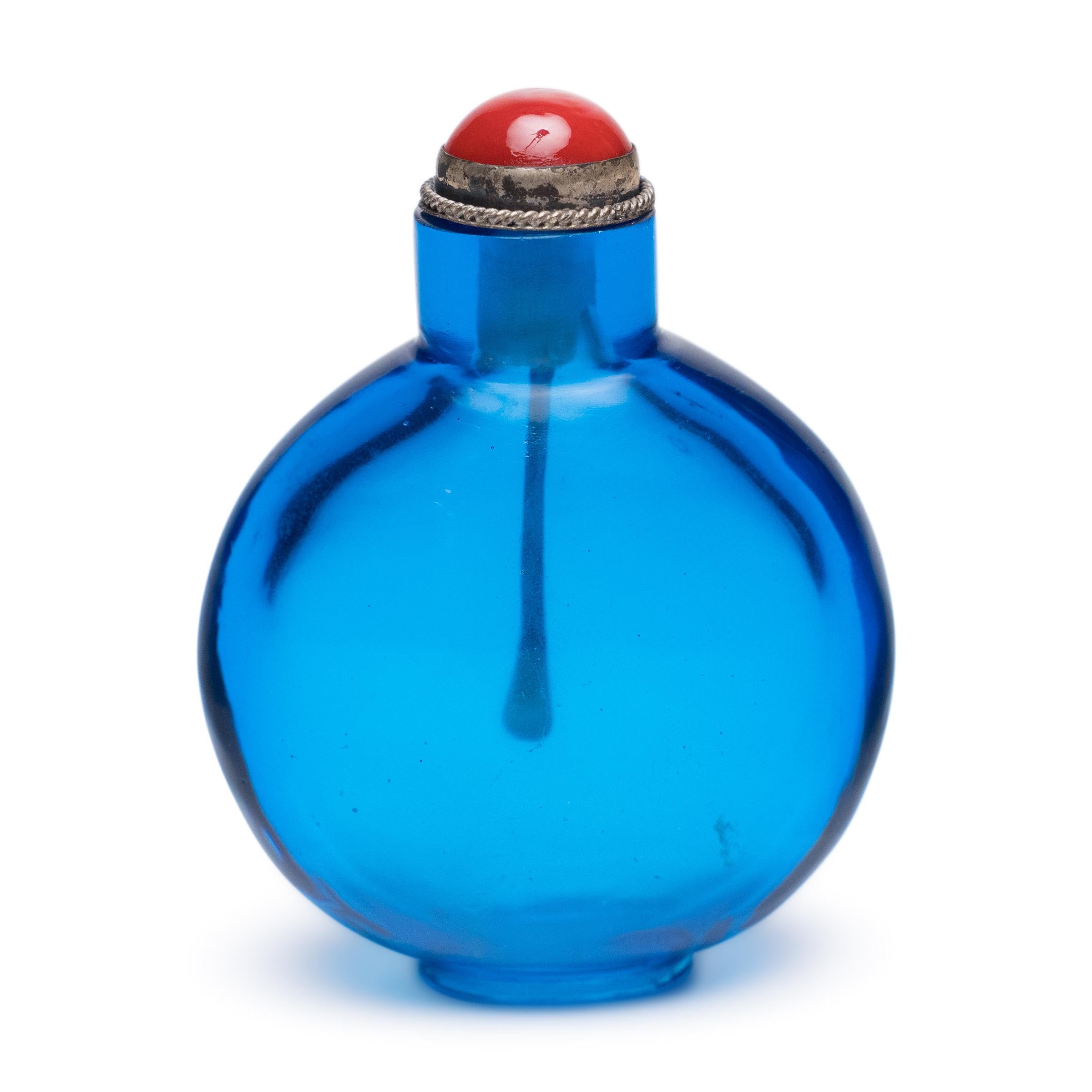 Miscela di tabacco finemente polverizzato, erbe e spezie, il tabacco da fiuto fu introdotto in Cina nel XVII secolo dai diplomatici occidentali. Inizialmente riservata ai membri di rango della società della dinastia Qing, questa pratica offriva