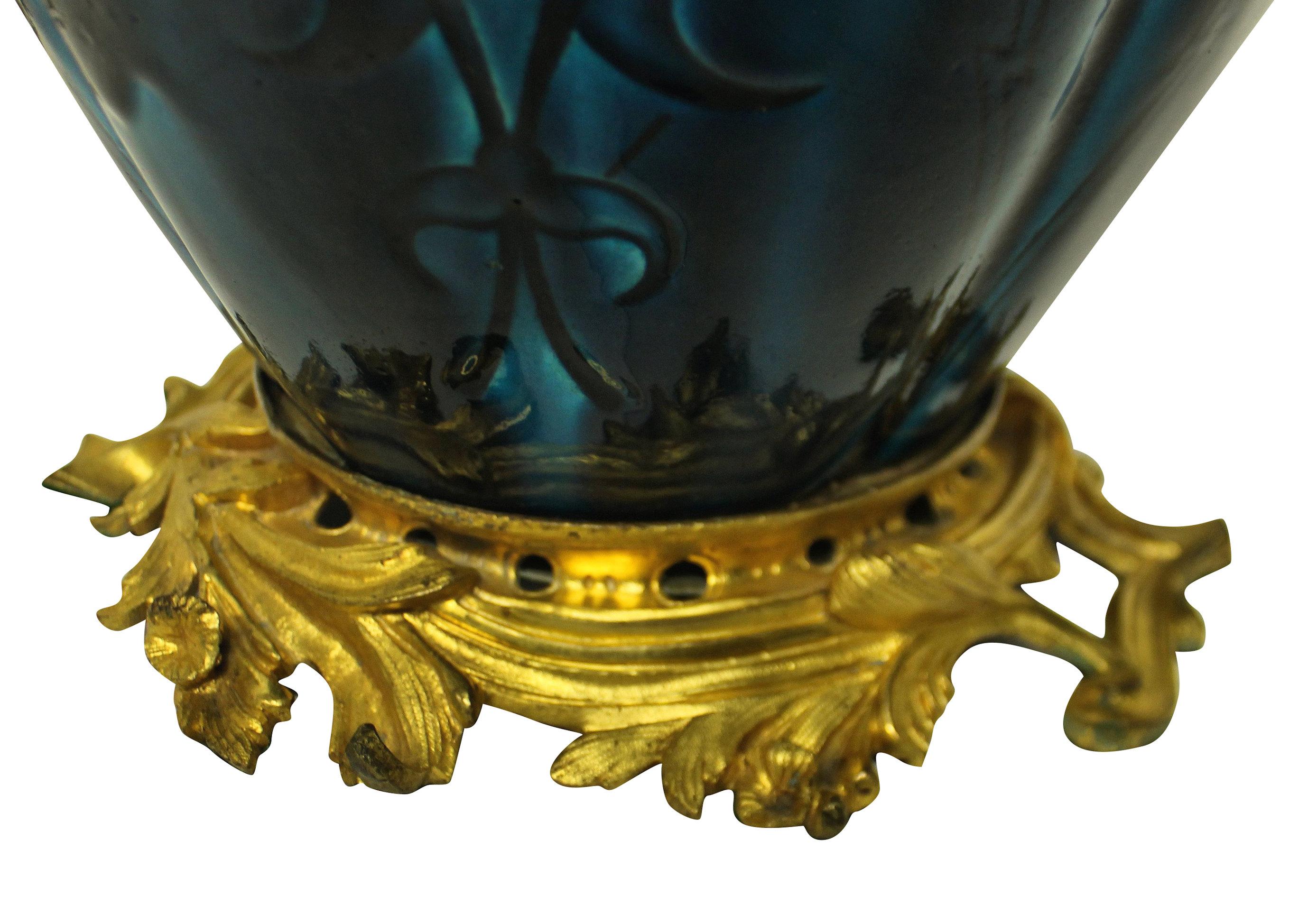 Vase chinois en céramique émaillée bleue, monté sur un pied en bronze doré et transformé en lampe.