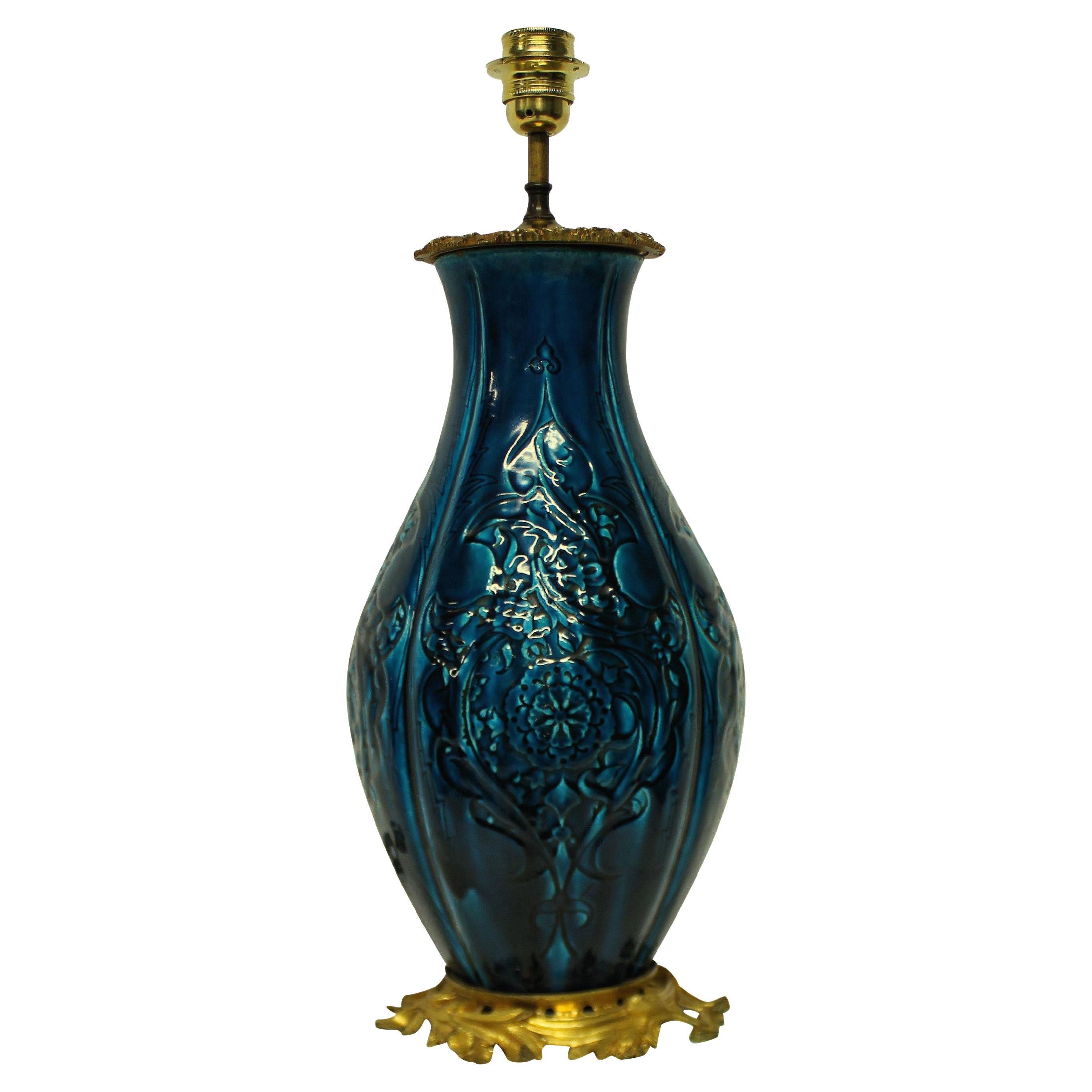 Lampe vase chinoise à glaçure bleue sur socle en bronze doré