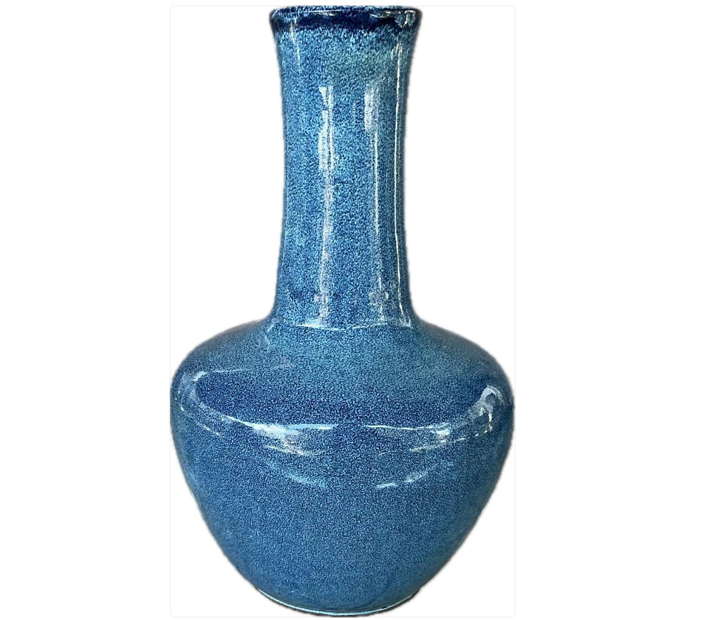 Jarrón azul huevo de petirrojo del siglo XX, estilo dinastía Qing. La forma del jarrón es ancha en el centro y el cuello se estrecha suavemente, una forma clásica china asociada a menudo con las tradiciones de la porcelana de la dinastía Qing. La