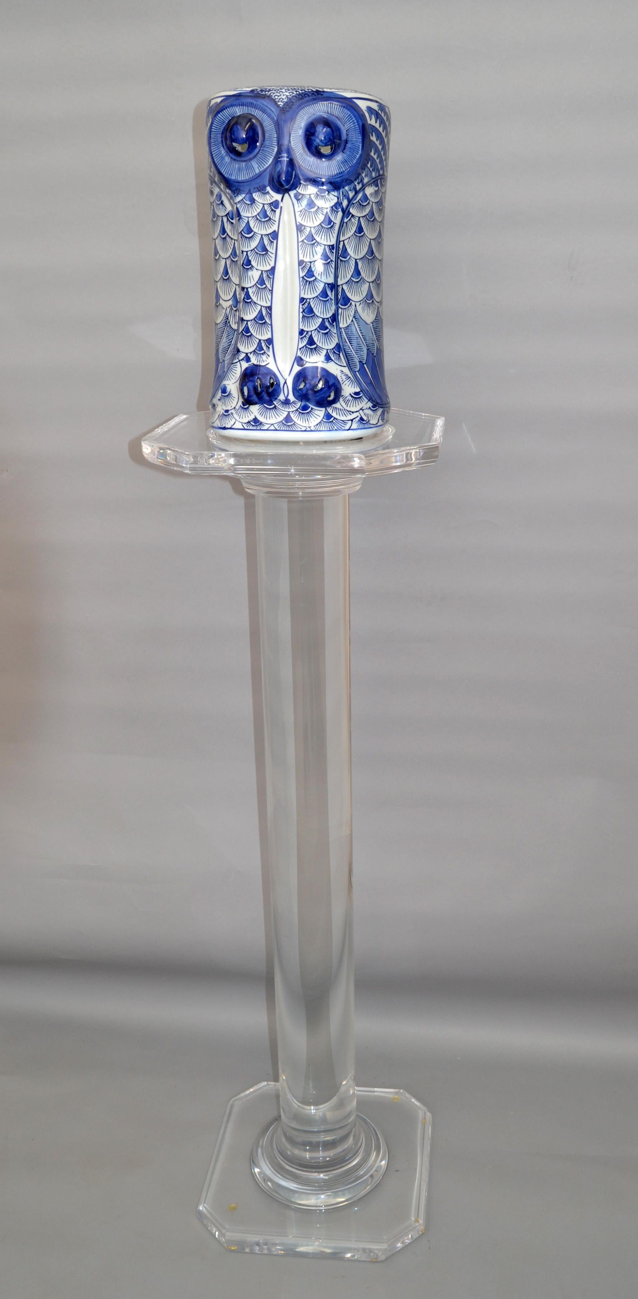 Chinoiseries Poterie chinoise bleue grise en céramique hibou Vase Umbrella Stand en vente