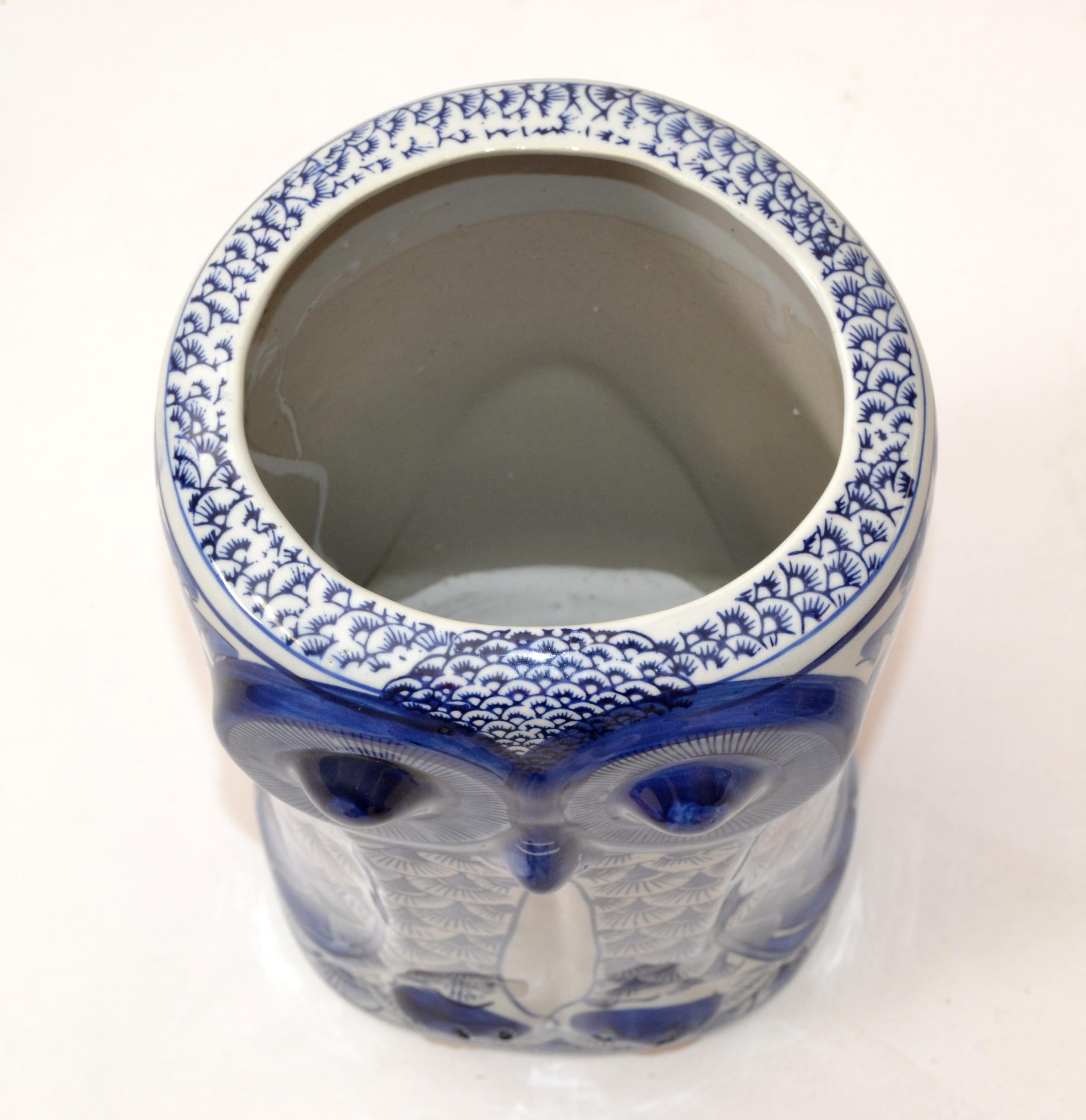 20ième siècle Poterie chinoise bleue grise en céramique hibou Vase Umbrella Stand en vente
