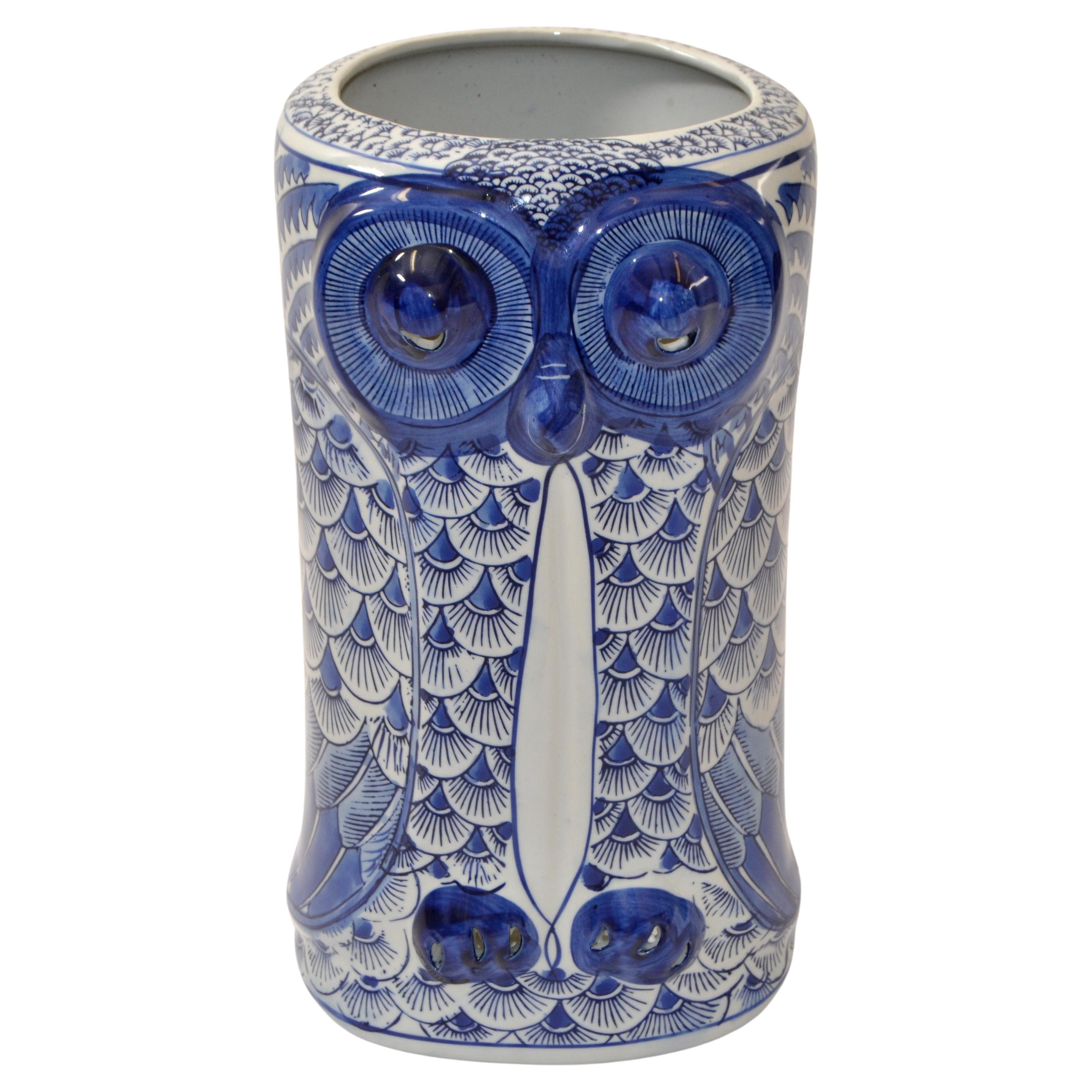 Poterie chinoise bleue grise en céramique hibou Vase Umbrella Stand en vente