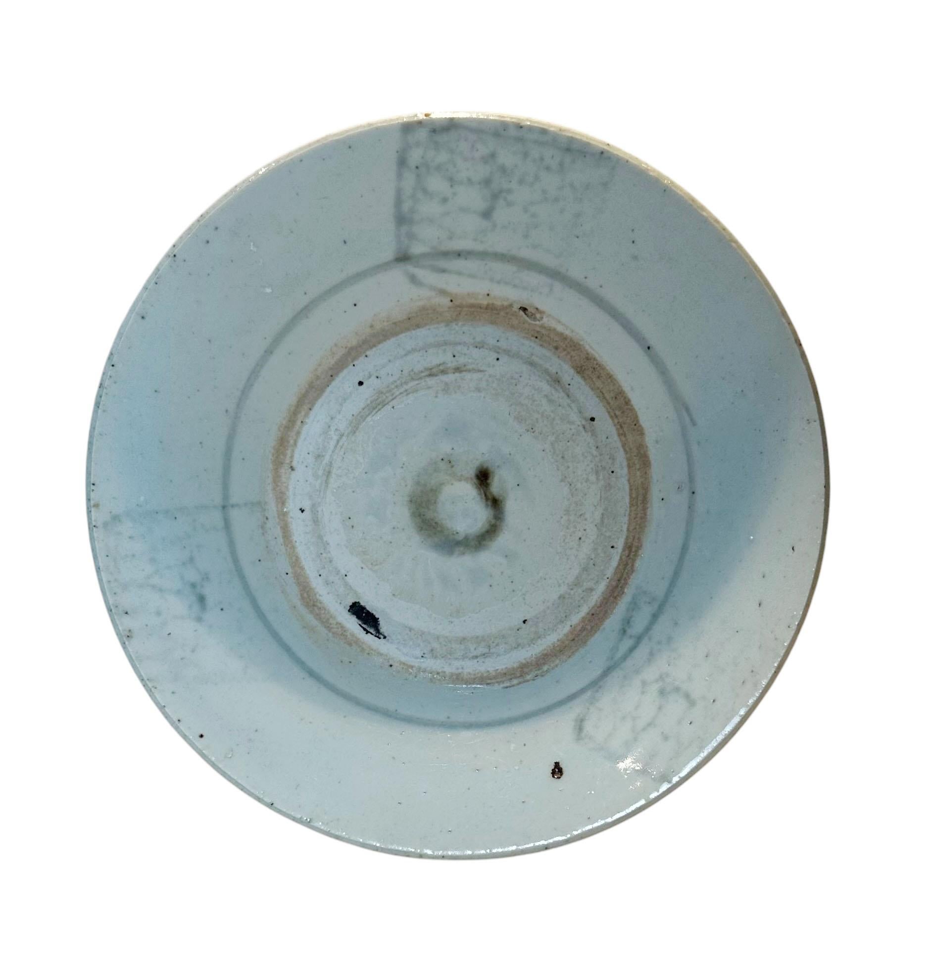 Un piatto in porcellana cinese della dinastia Ming. Il colore è molto blu con molti disegni. Cina, dinastia Ming, quindi potrebbero risalire a un periodo compreso tra il 1300 e il 1600.