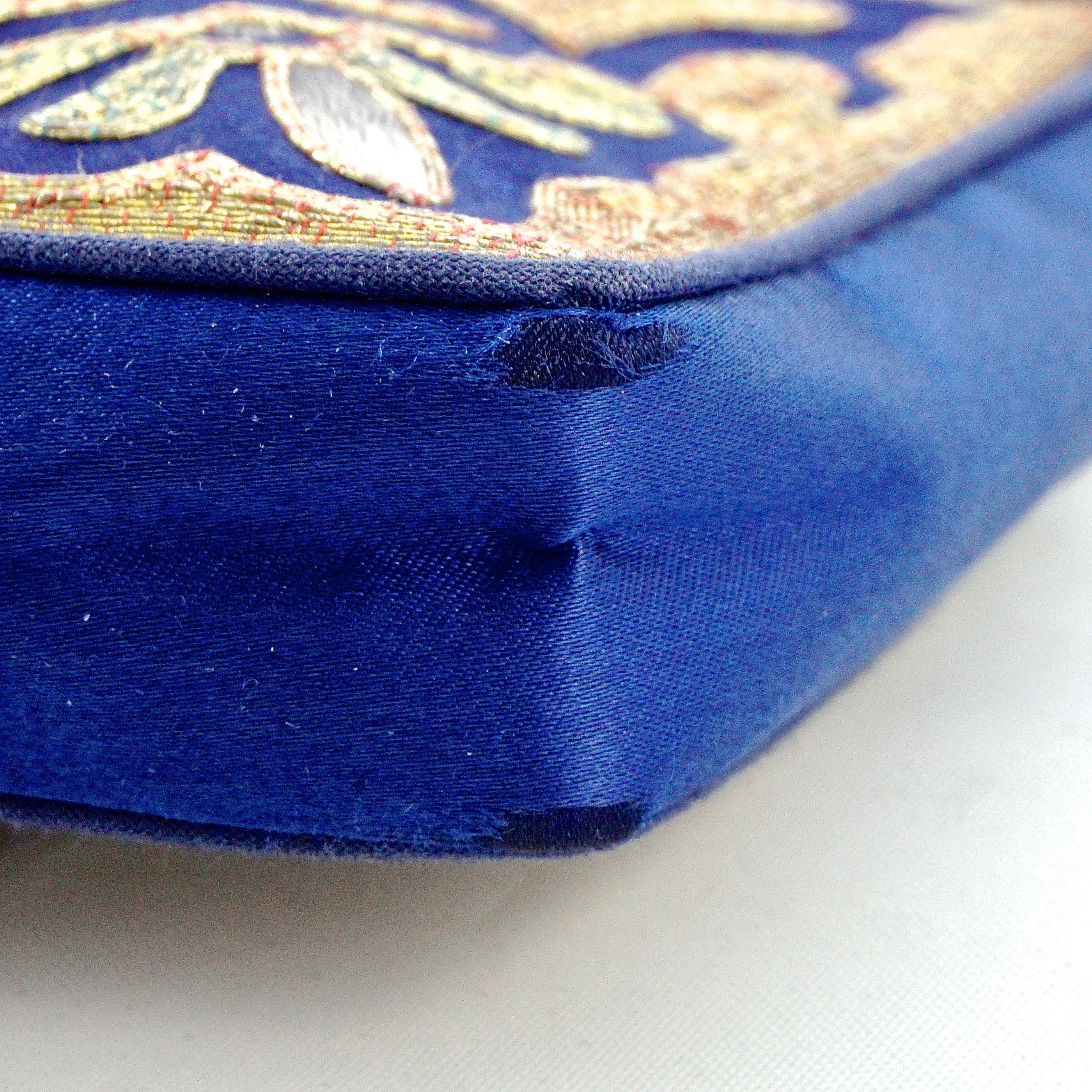 Borsa da sera cinese in seta blu con ricamo a forma di gallo circa 1930 6