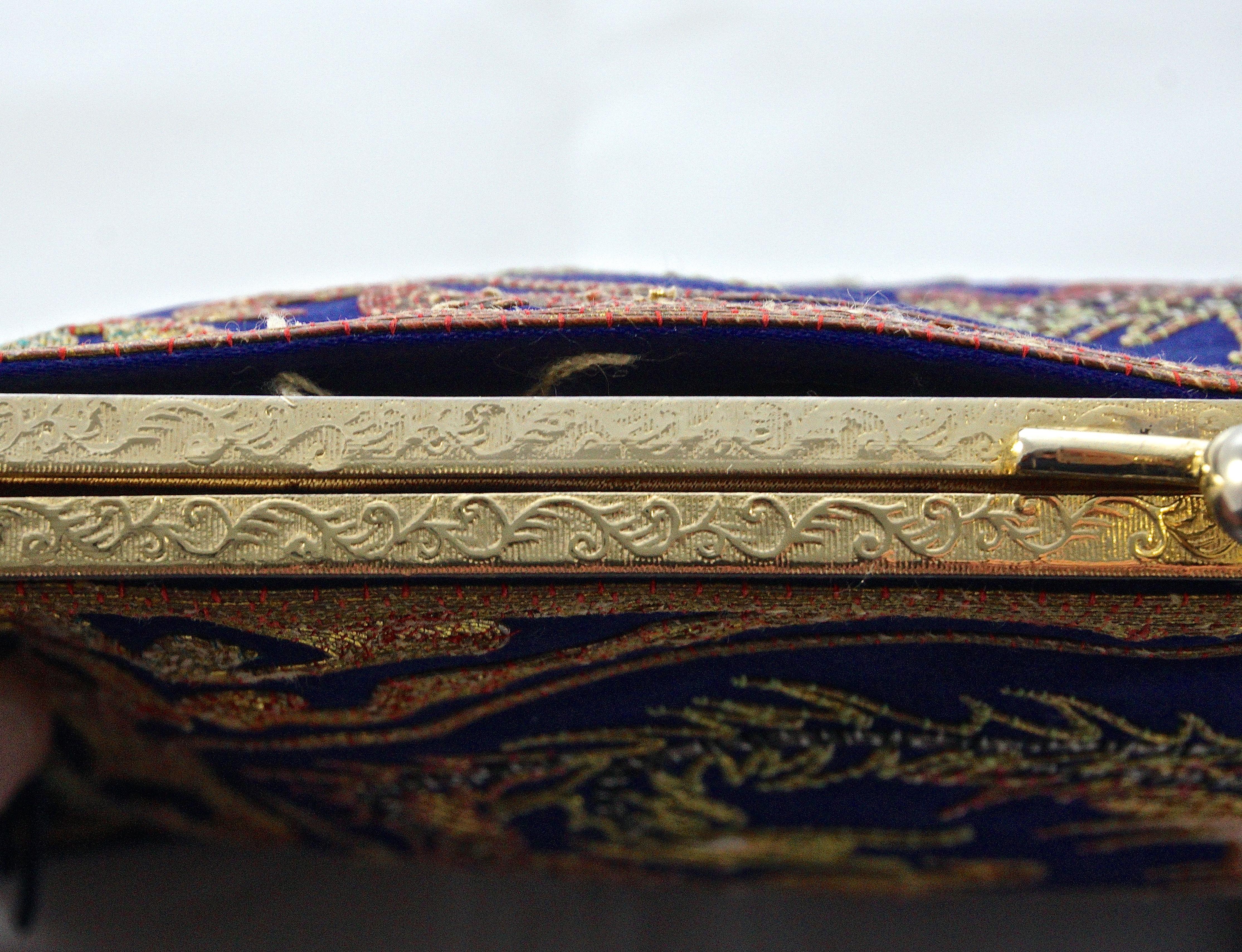 Borsa da sera cinese in seta blu con ricamo a forma di gallo circa 1930 7