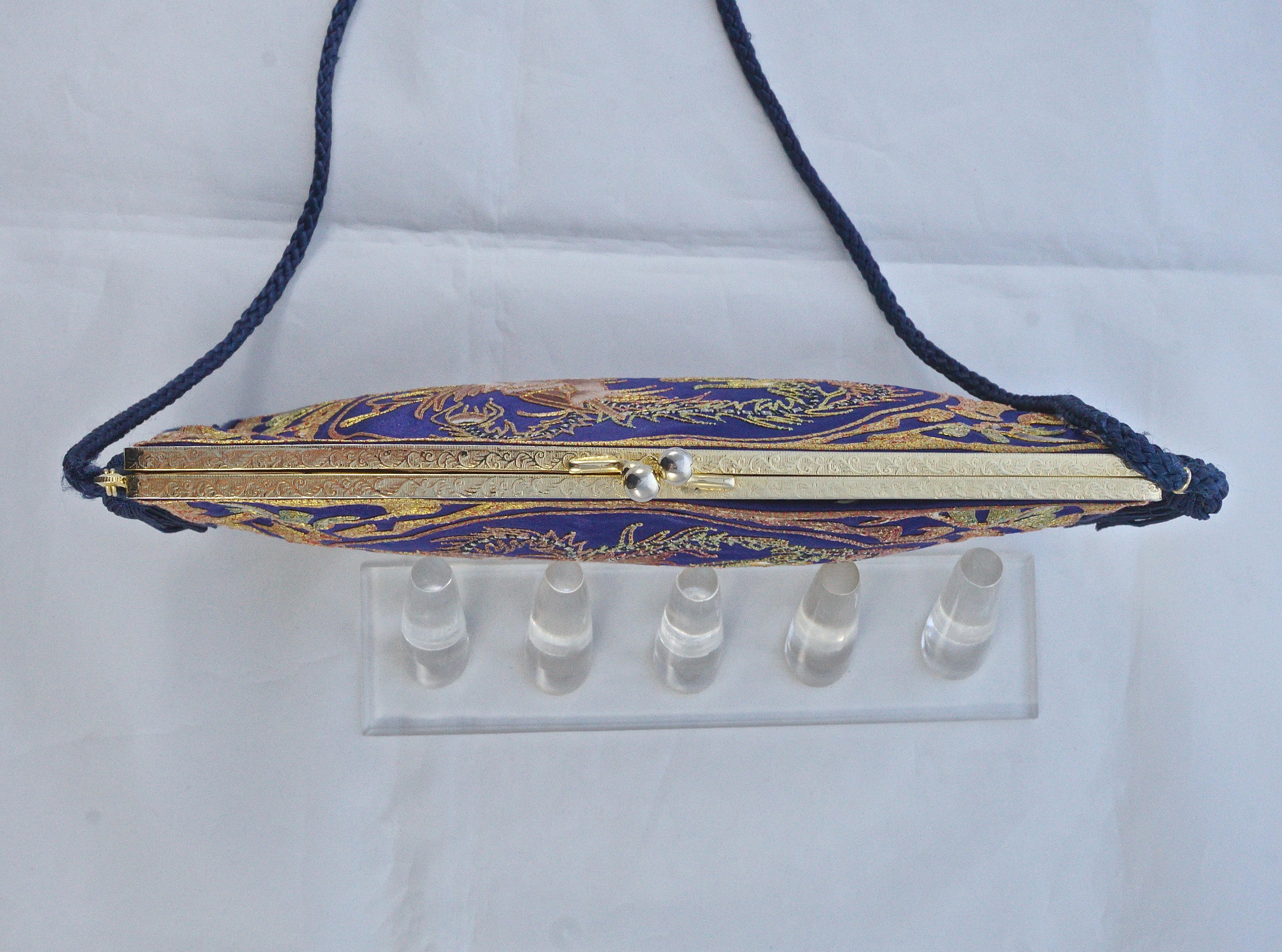 Borsa da sera cinese in seta blu con ricamo a forma di gallo circa 1930 1