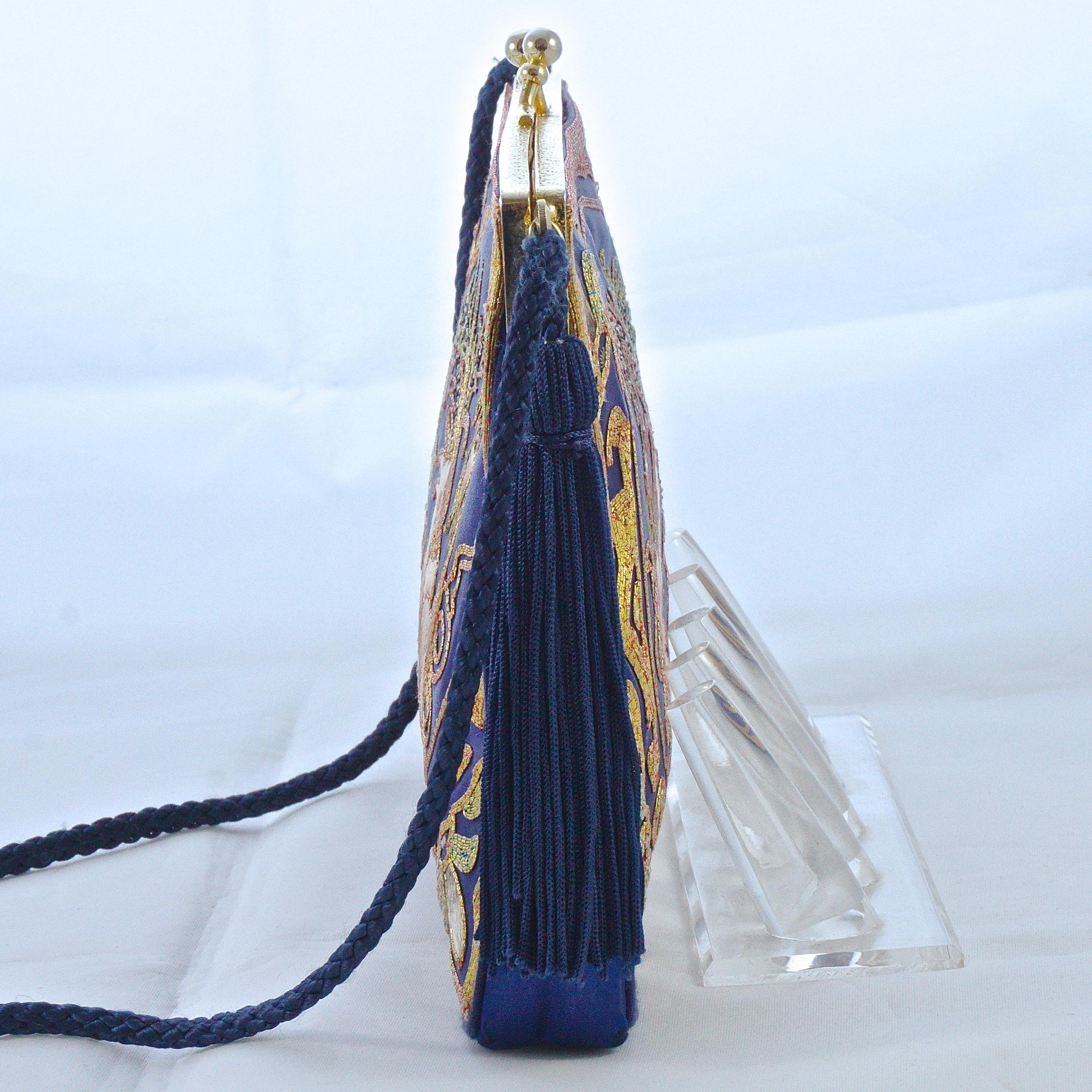 Borsa da sera cinese in seta blu con ricamo a forma di gallo circa 1930 4