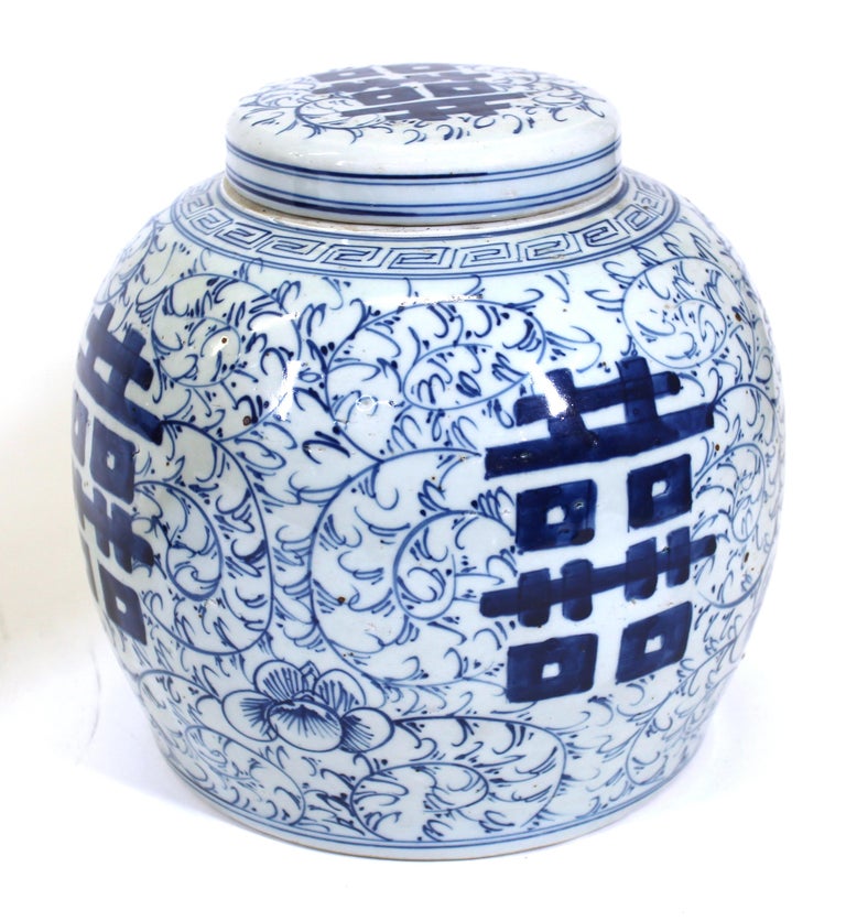 Chinese Blue and White Ceramic Ginger Jar In Good Condition For Sale In New York, NY
