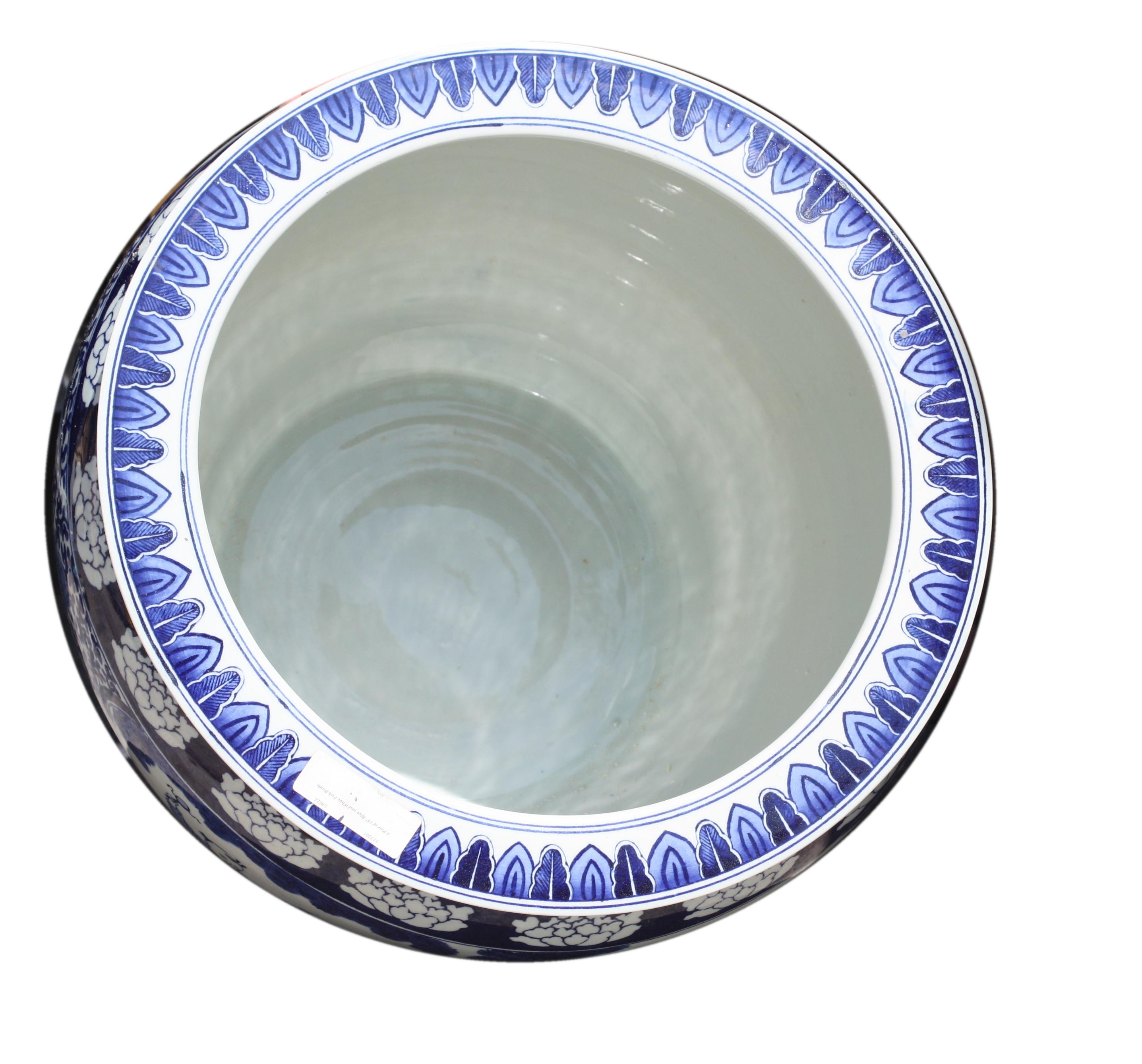 XX secolo Ciotola per pesci in porcellana cinese decorata in bianco e blu in vendita