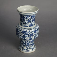 Vase chinois en porcelaine décoré de dragon bleu et blanc et de fleurs avec marque Wanii