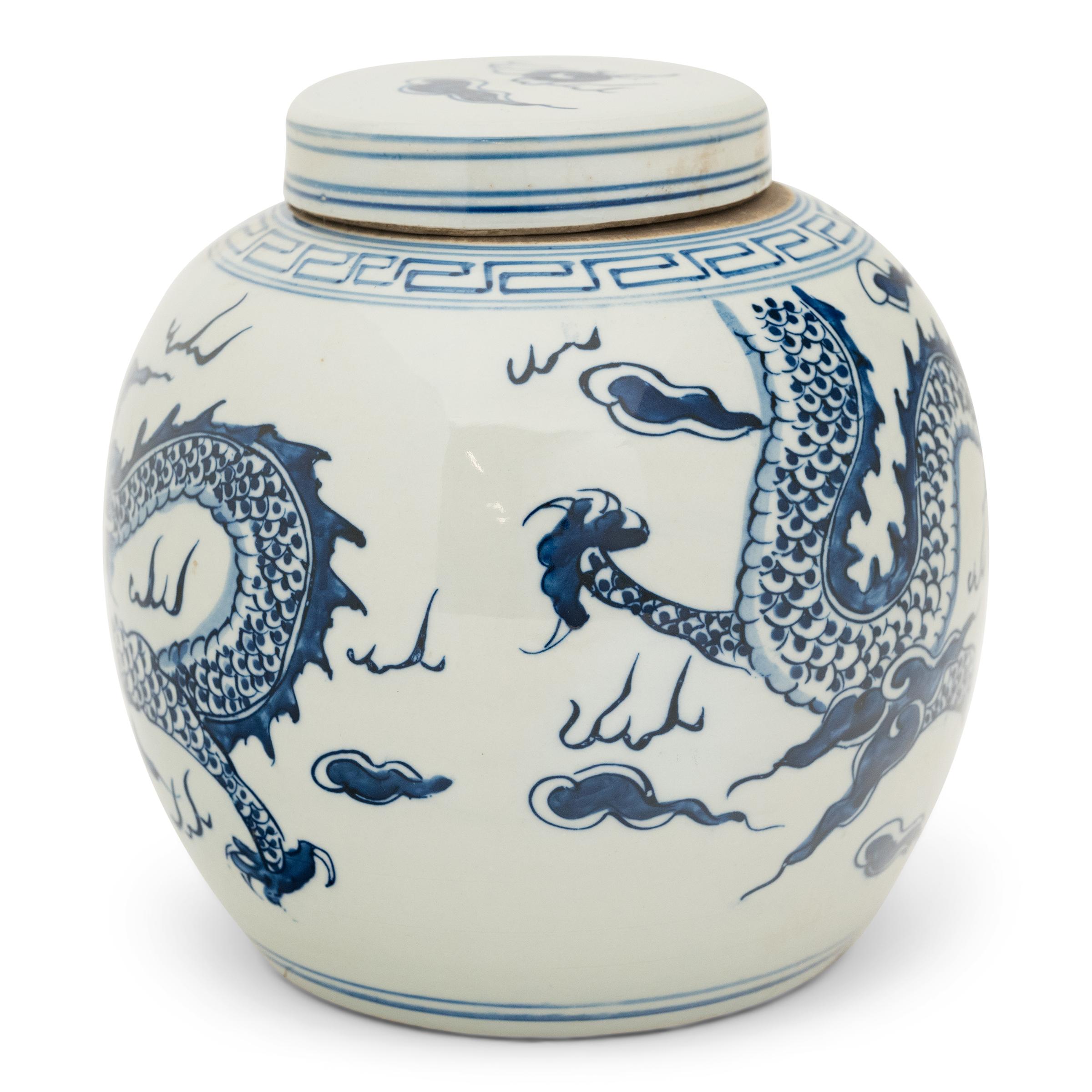 Cette grande jarre en porcelaine est magnifiquement émaillée dans le style classique bleu et blanc, avec un décor bleu cobalt peint à la main sur un fond blanc éclatant. La jarre a une forme arrondie et un couvercle plat, une forme traditionnelle
