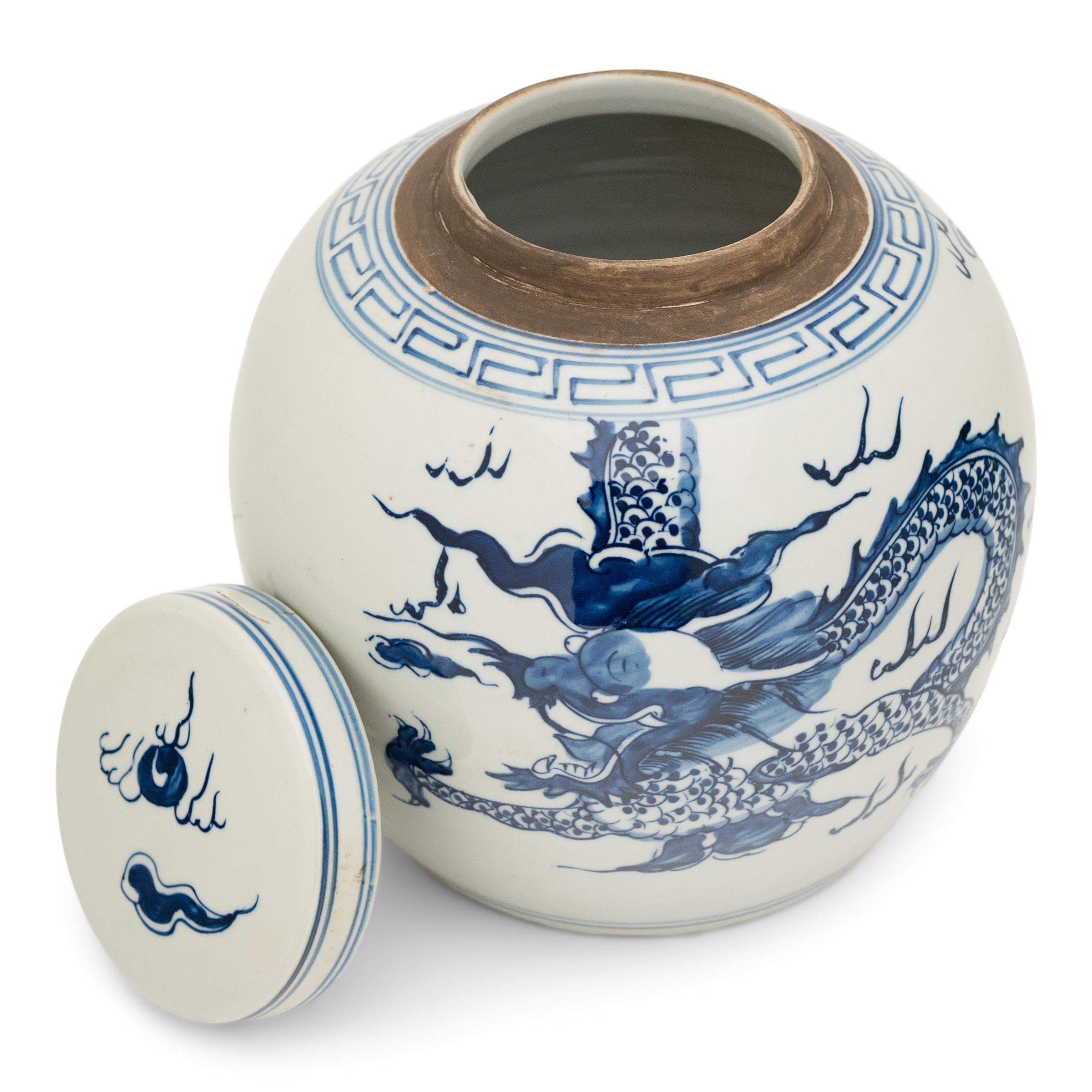 Esportazione cinese Vaso cinese con drago blu e bianco in vendita