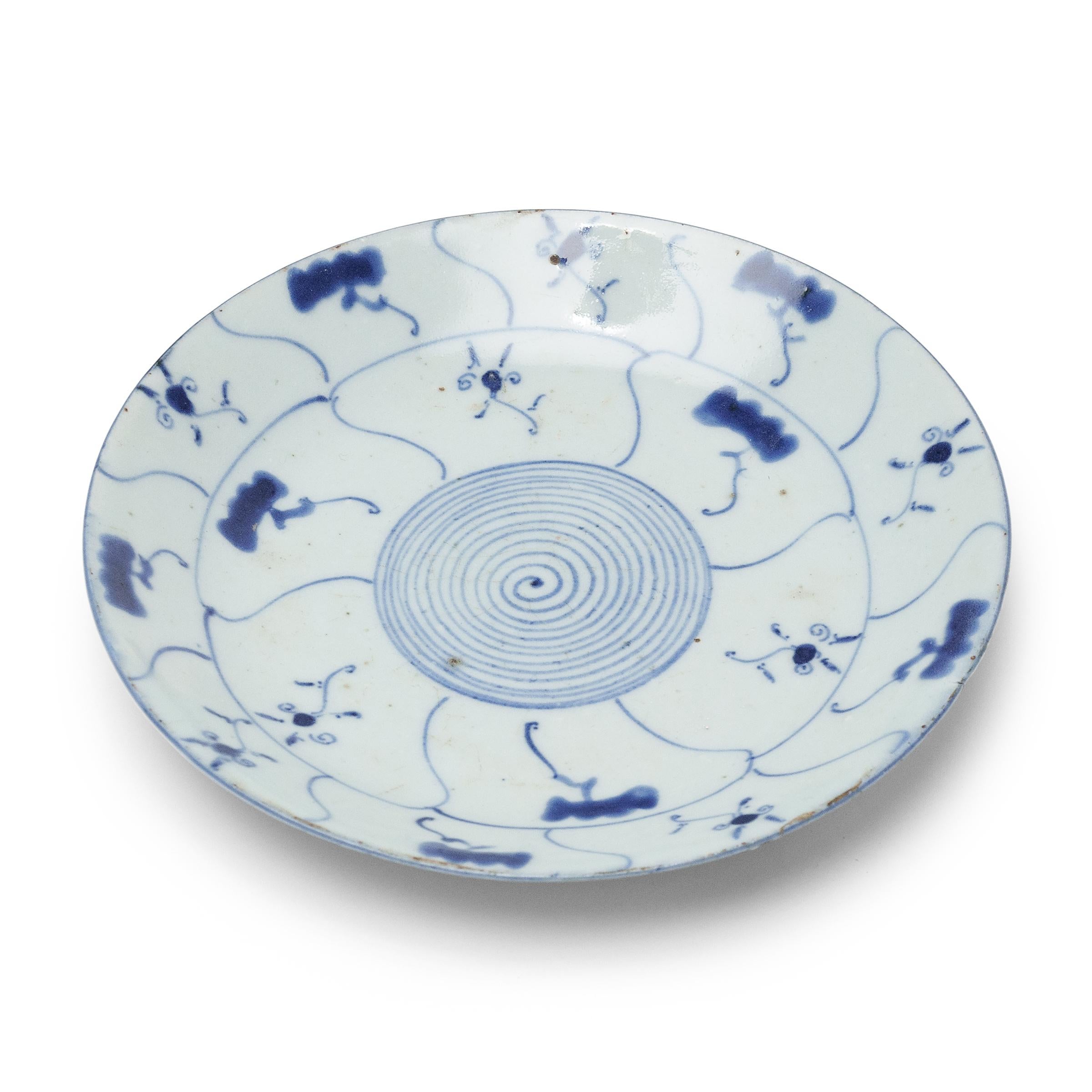 Plato floral chino azul y blanco, c. 1850 Chino en venta
