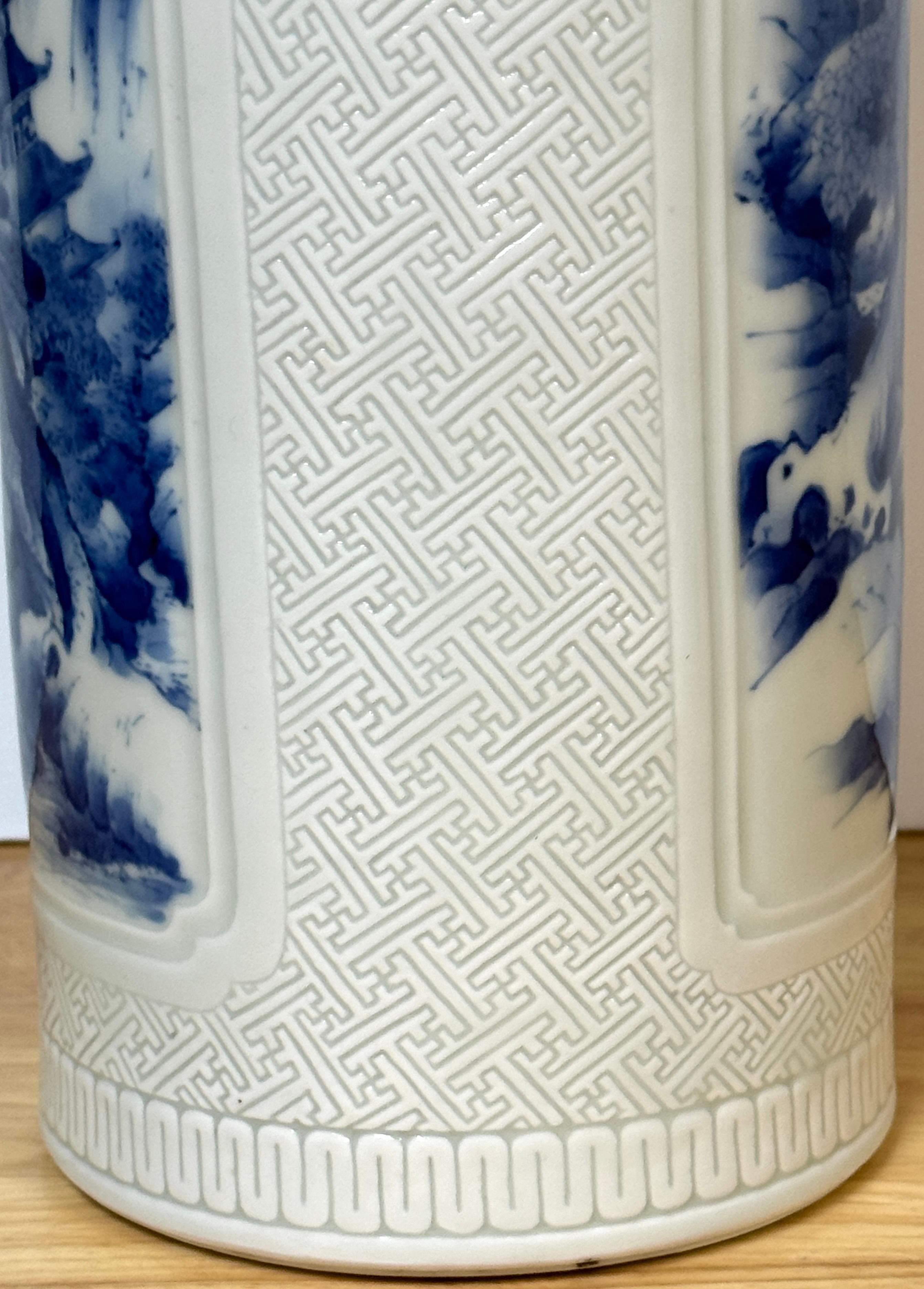 Chinesisch Blau-Weiß & eingeschnitten  Porzellan „Jiangnan-Gebirge“  Zylinder-Vase im Angebot 4