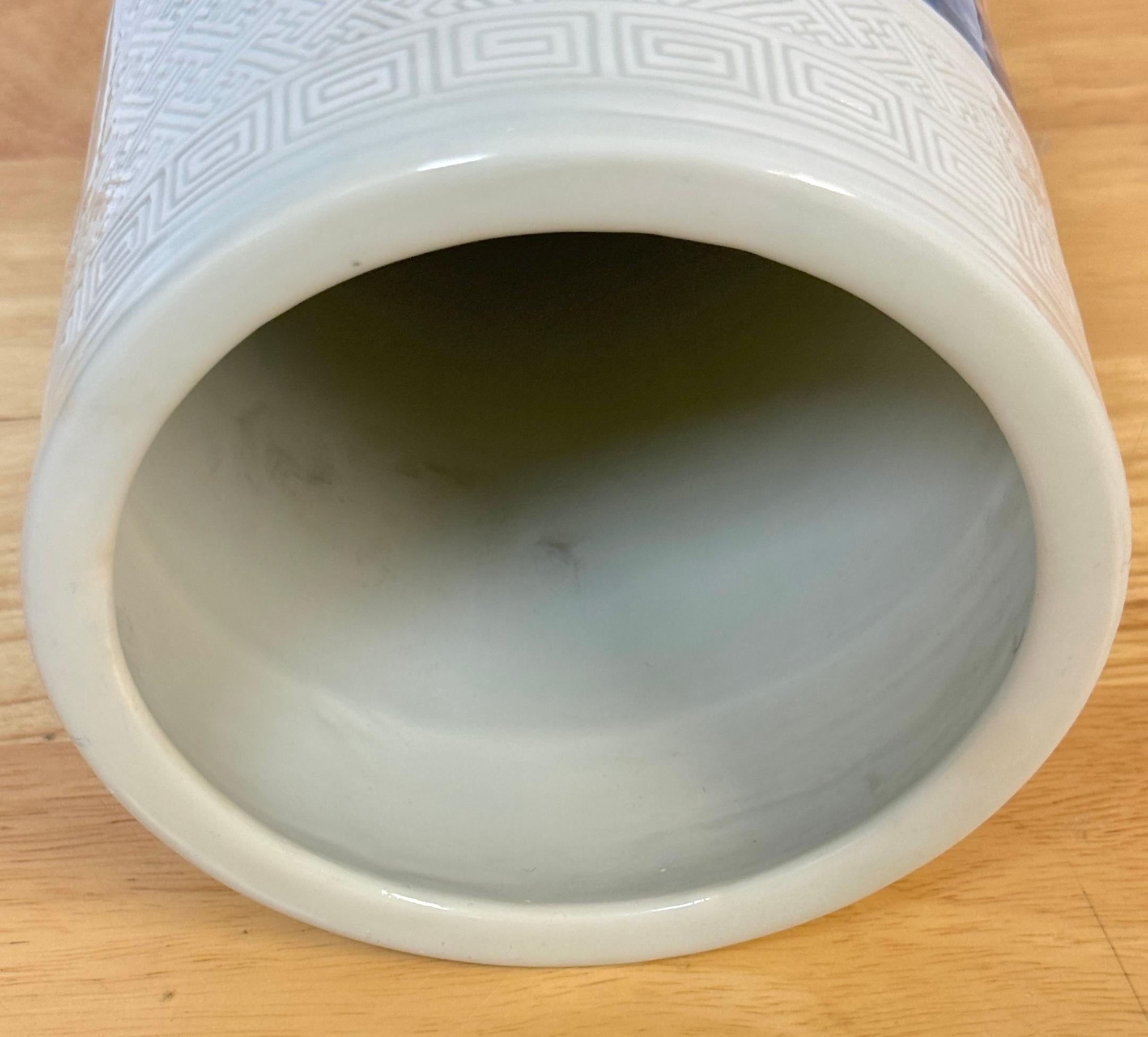 Chinesisch Blau-Weiß & eingeschnitten  Porzellan „Jiangnan-Gebirge“  Zylinder-Vase im Angebot 5