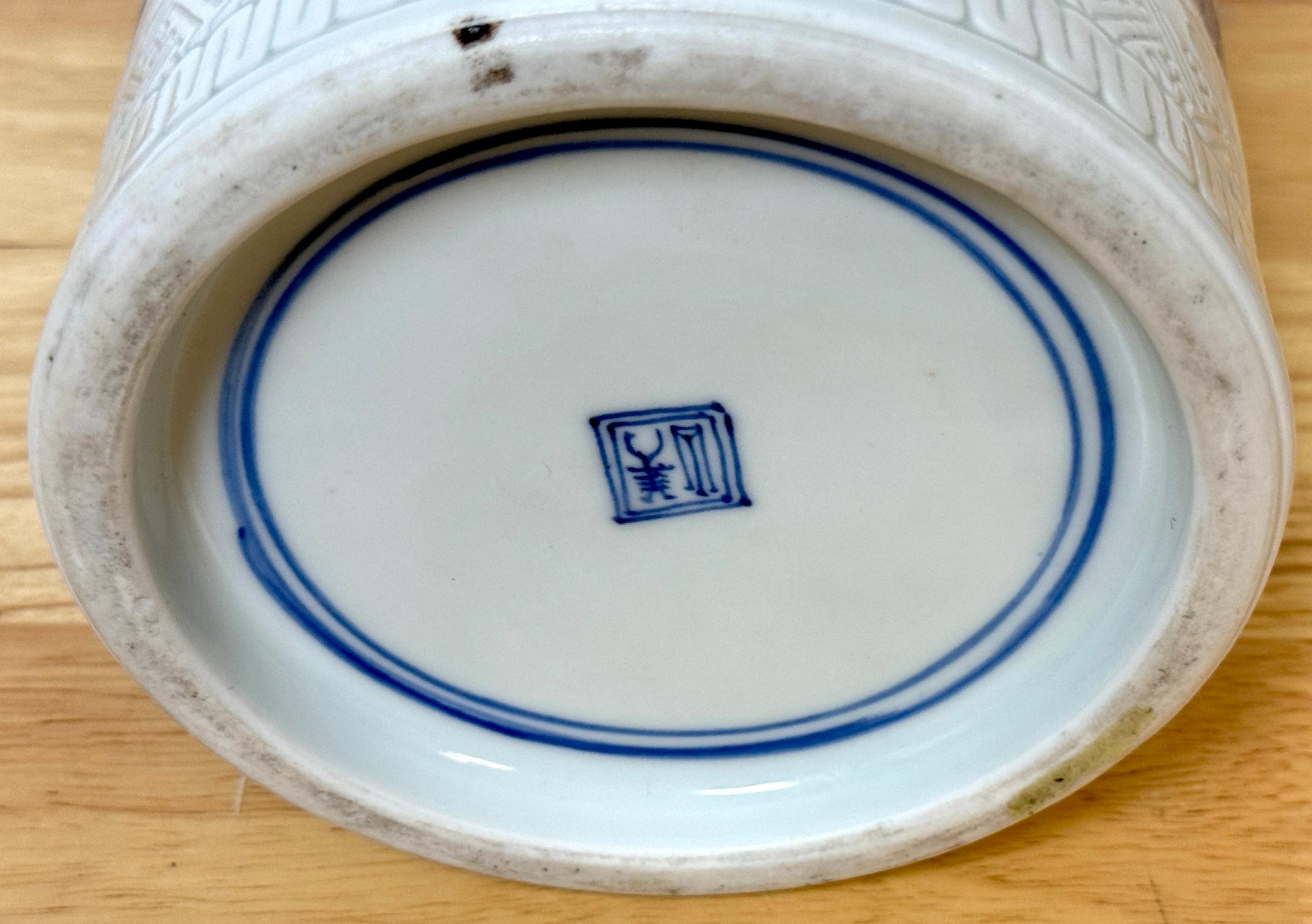 Chinesisch Blau-Weiß & eingeschnitten  Porzellan „Jiangnan-Gebirge“  Zylinder-Vase im Angebot 6