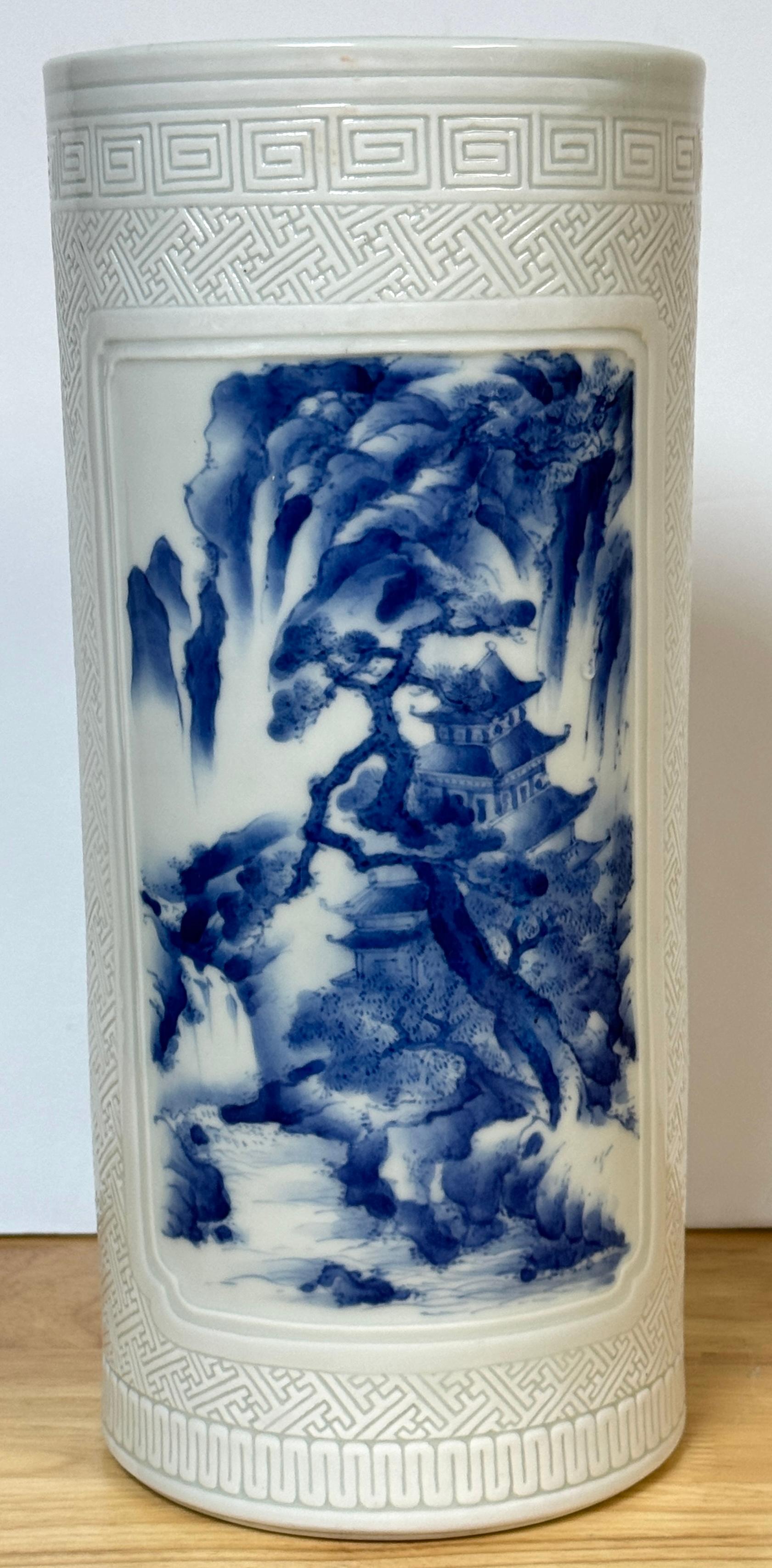 Chinesische Zylindervase aus blau-weißem und graviertem Porzellan 