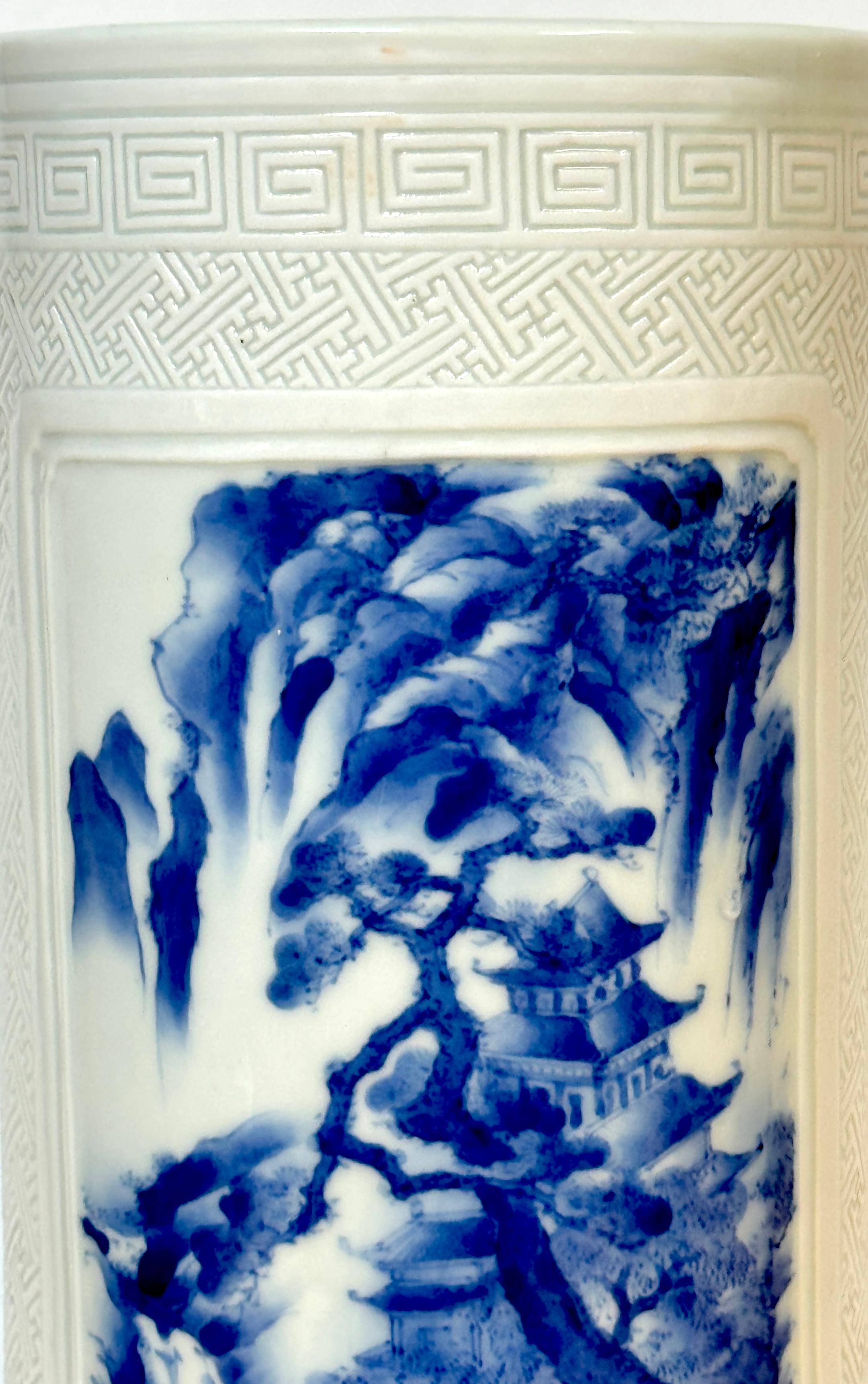 Chinesisch Blau-Weiß & eingeschnitten  Porzellan „Jiangnan-Gebirge“  Zylinder-Vase (Chinesischer Export) im Angebot