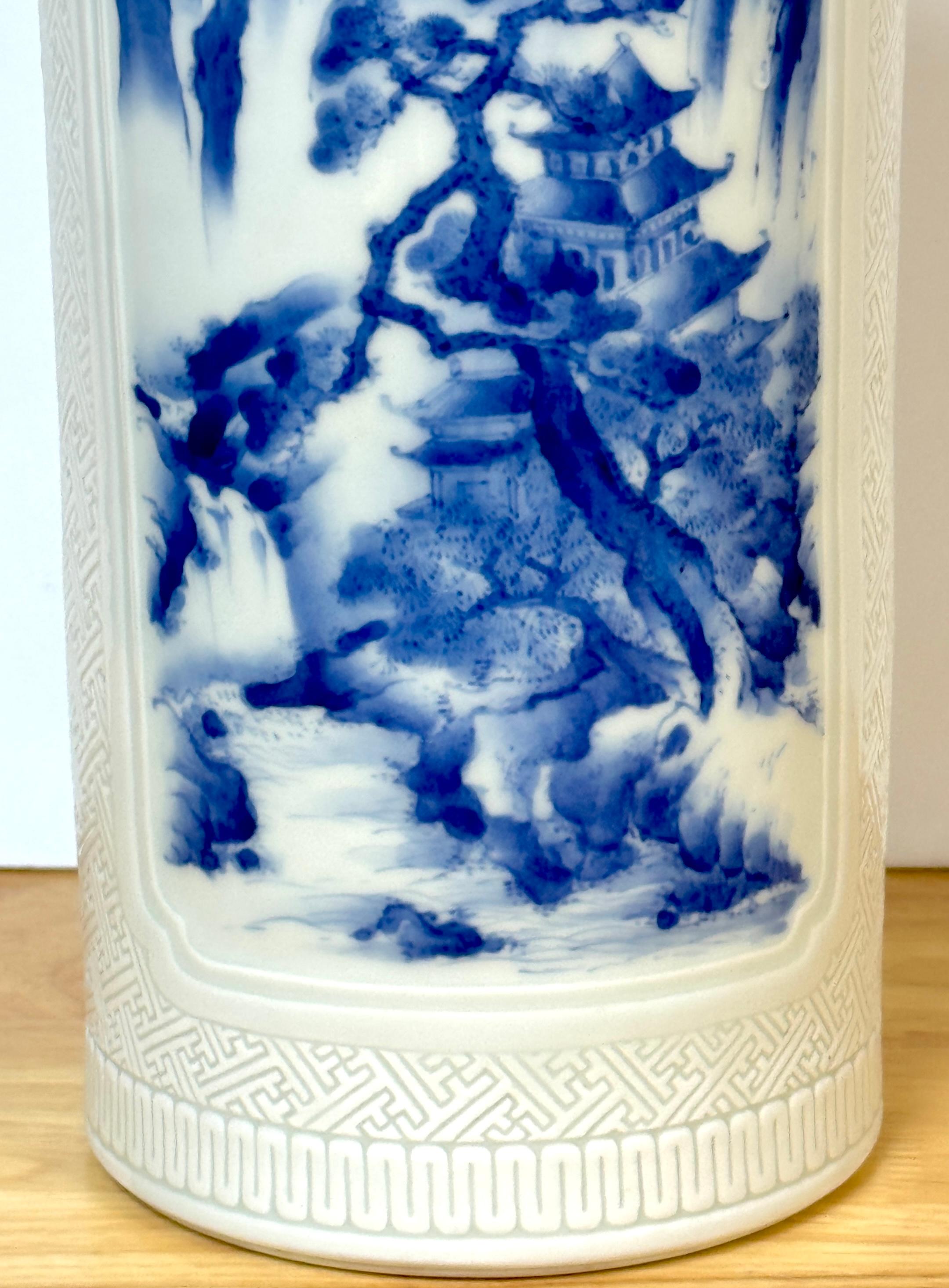 Chinesisch Blau-Weiß & eingeschnitten  Porzellan „Jiangnan-Gebirge“  Zylinder-Vase (Graviert) im Angebot