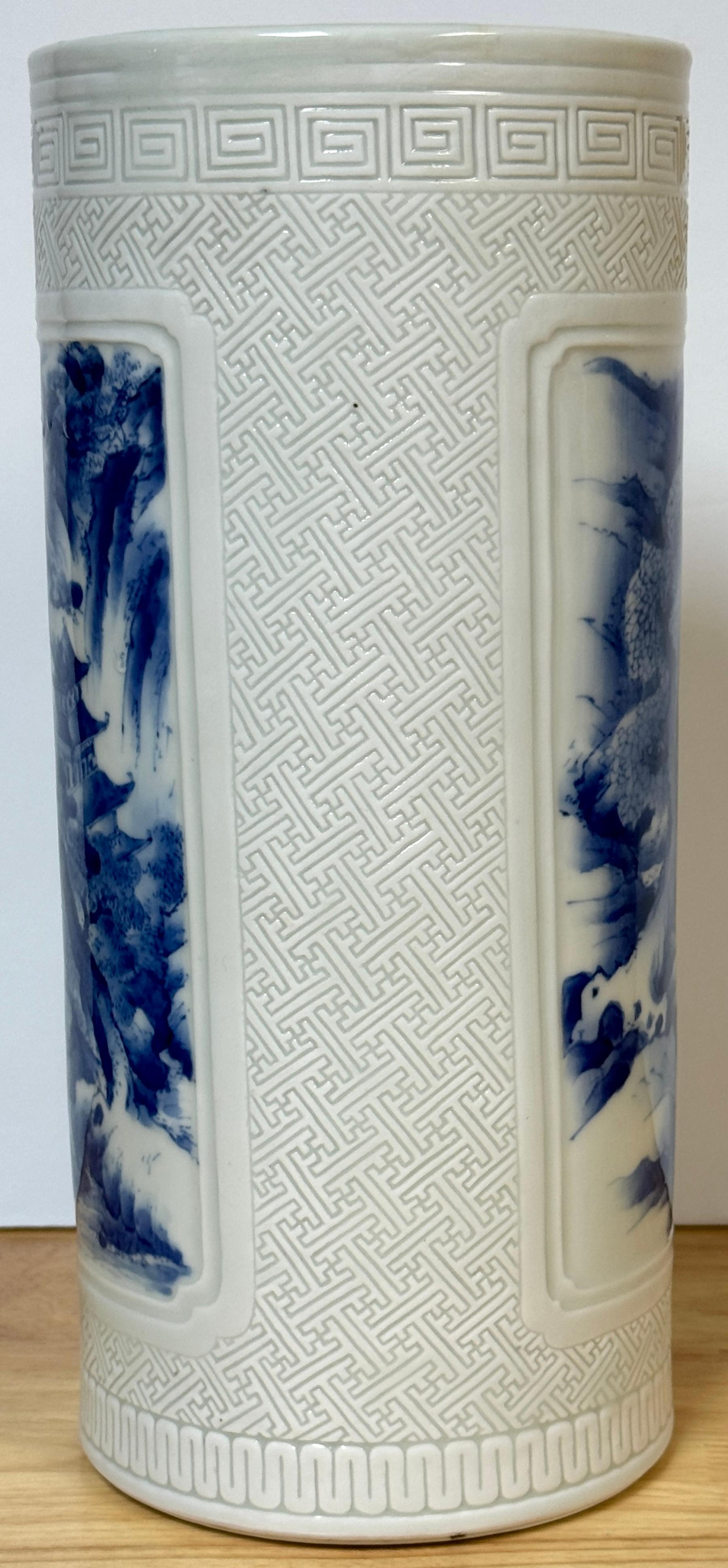 Chinesisch Blau-Weiß & eingeschnitten  Porzellan „Jiangnan-Gebirge“  Zylinder-Vase (19. Jahrhundert) im Angebot