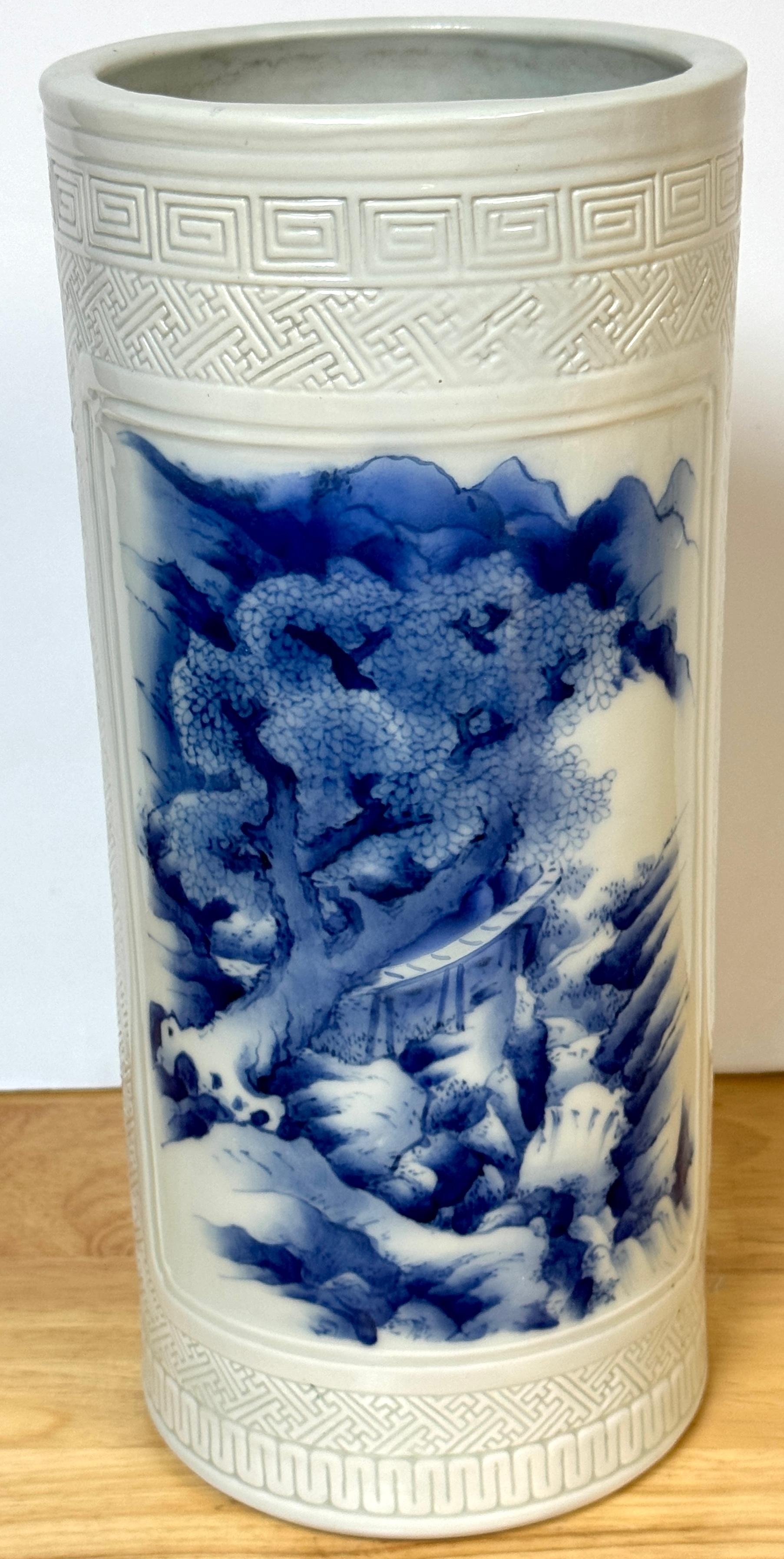 Chinesisch Blau-Weiß & eingeschnitten  Porzellan „Jiangnan-Gebirge“  Zylinder-Vase im Angebot 1