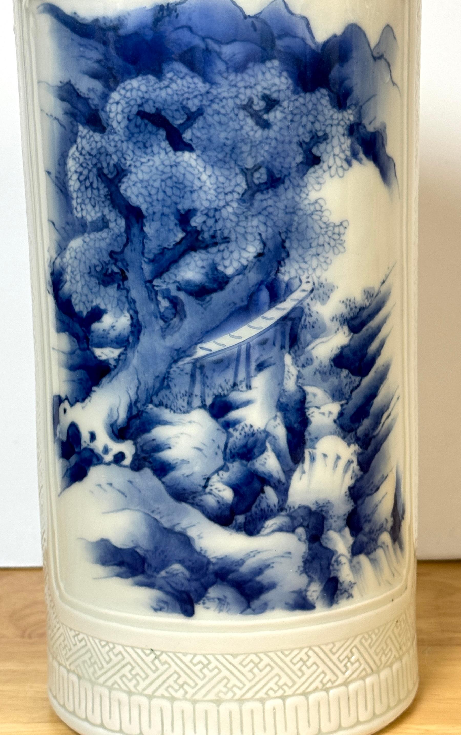 Chinesisch Blau-Weiß & eingeschnitten  Porzellan „Jiangnan-Gebirge“  Zylinder-Vase im Angebot 2