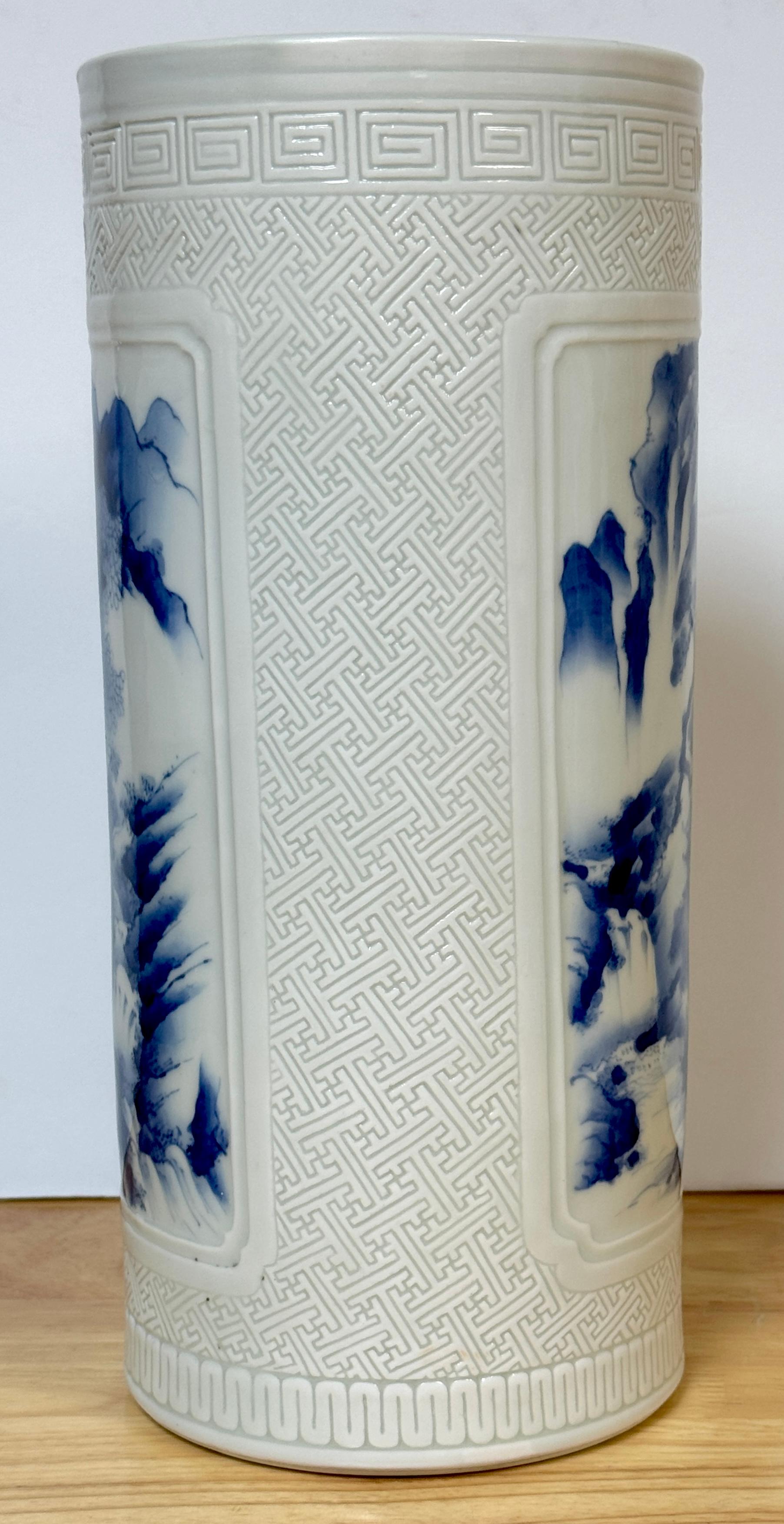 Chinesisch Blau-Weiß & eingeschnitten  Porzellan „Jiangnan-Gebirge“  Zylinder-Vase im Angebot 3