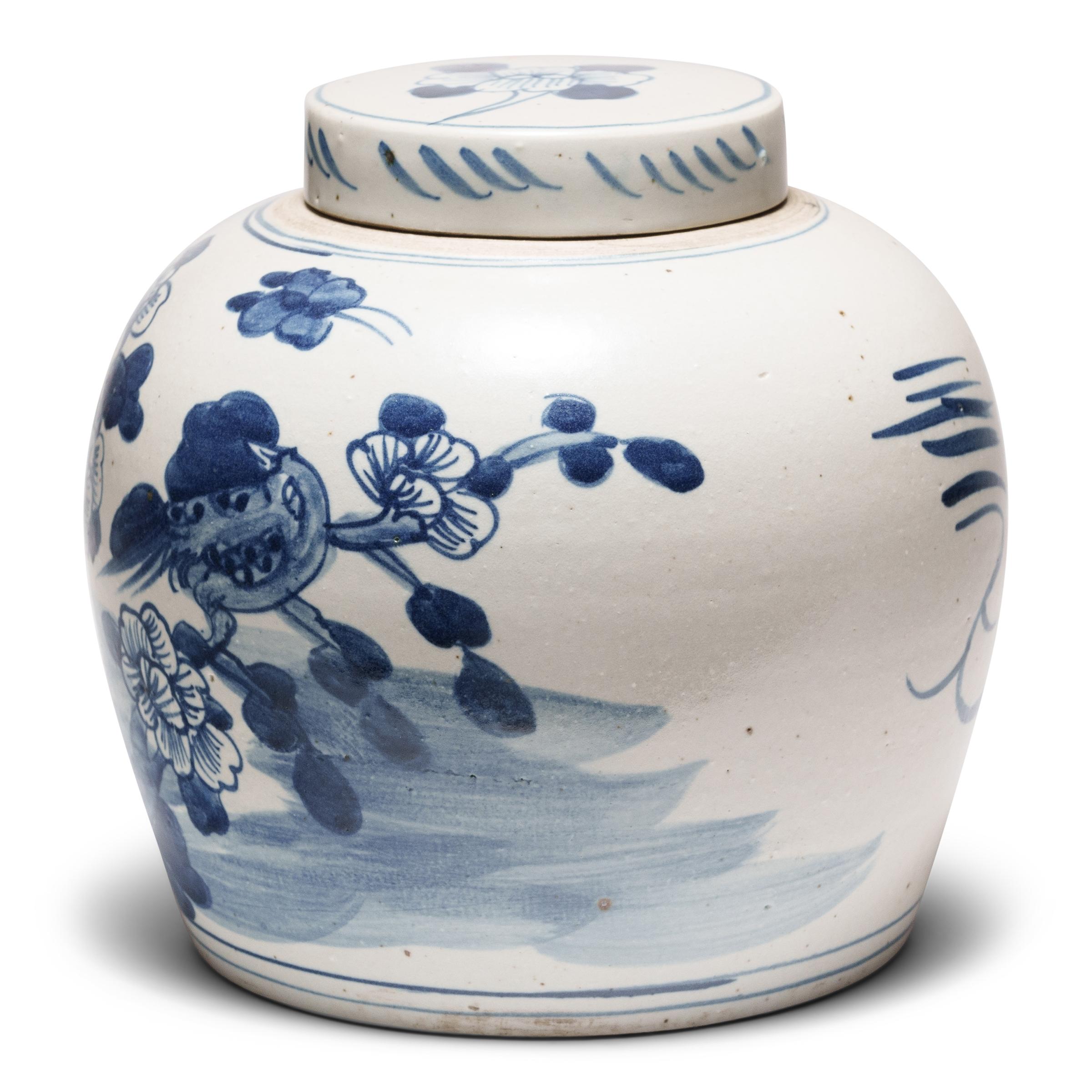 Spennellato con pigmenti blu cobalto, questo barattolo rotondo bianco e blu è ornato da un uccello con la coda a nastro appollaiato su un gruppo di rocce, simbolo di una vita lunga e felice. In combinazione con i fiori di peonia circostanti, emblemi