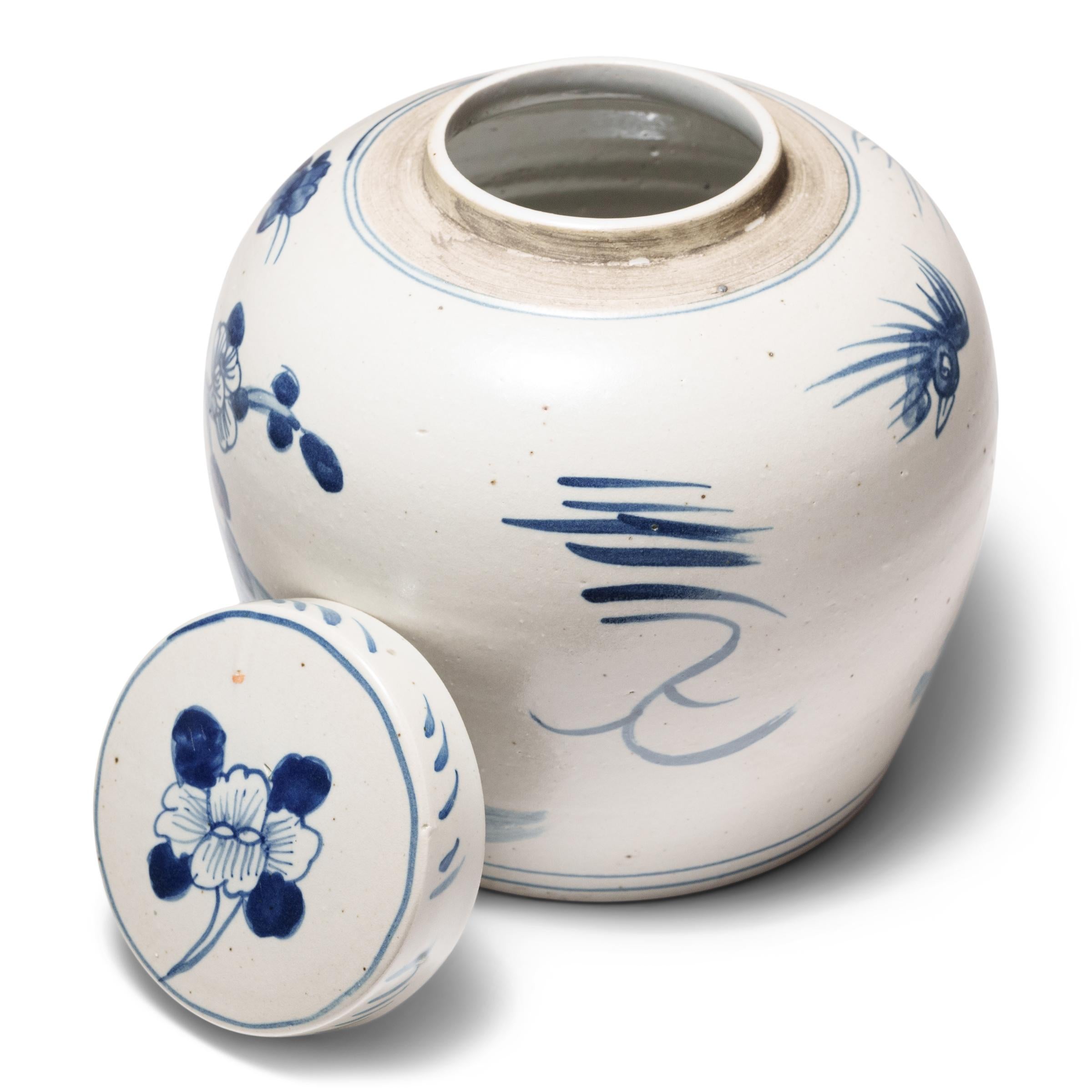 Qing Vaso cinese blu e bianco con uccelli e fiori in vendita