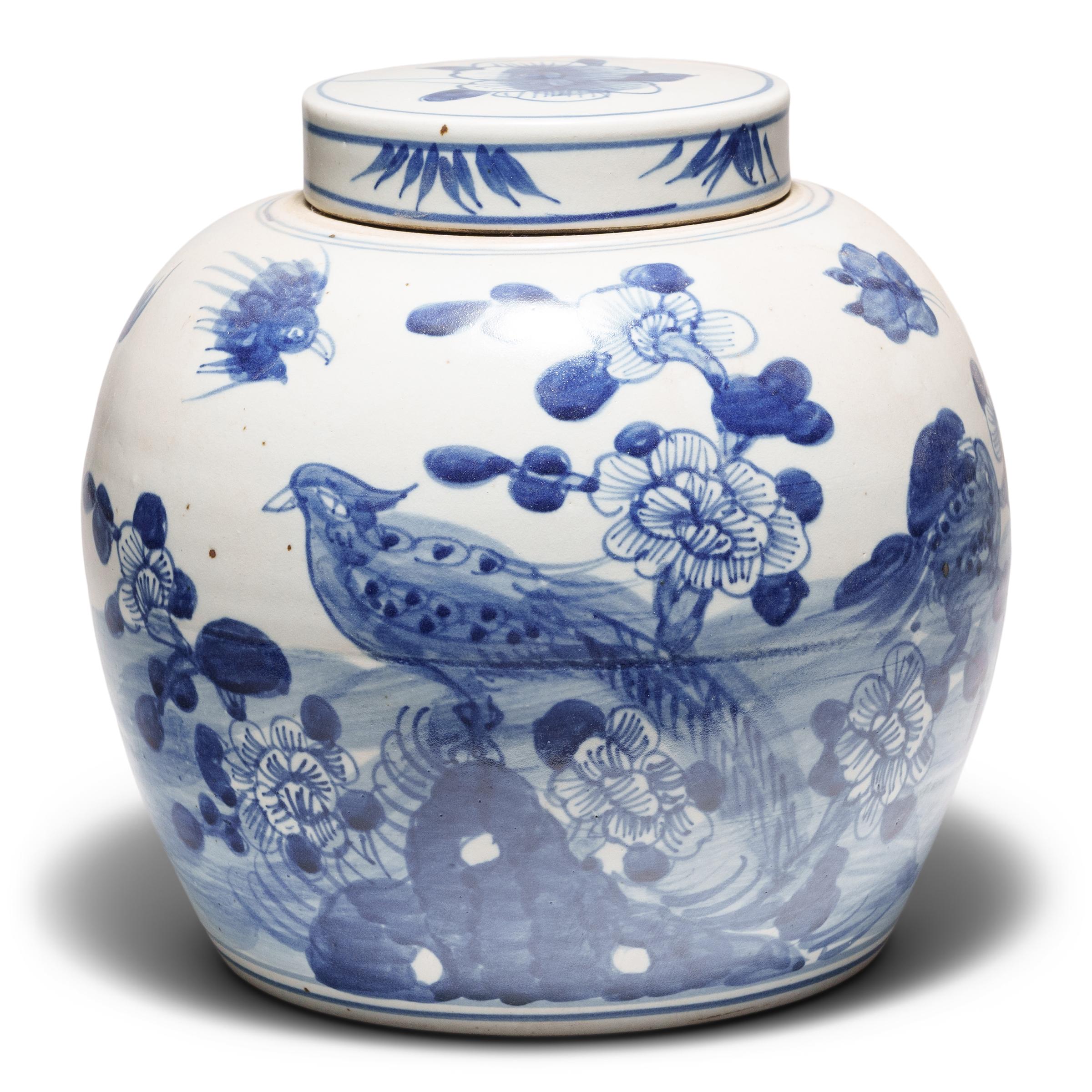 Cinese Vaso cinese blu e bianco con uccelli e fiori in vendita