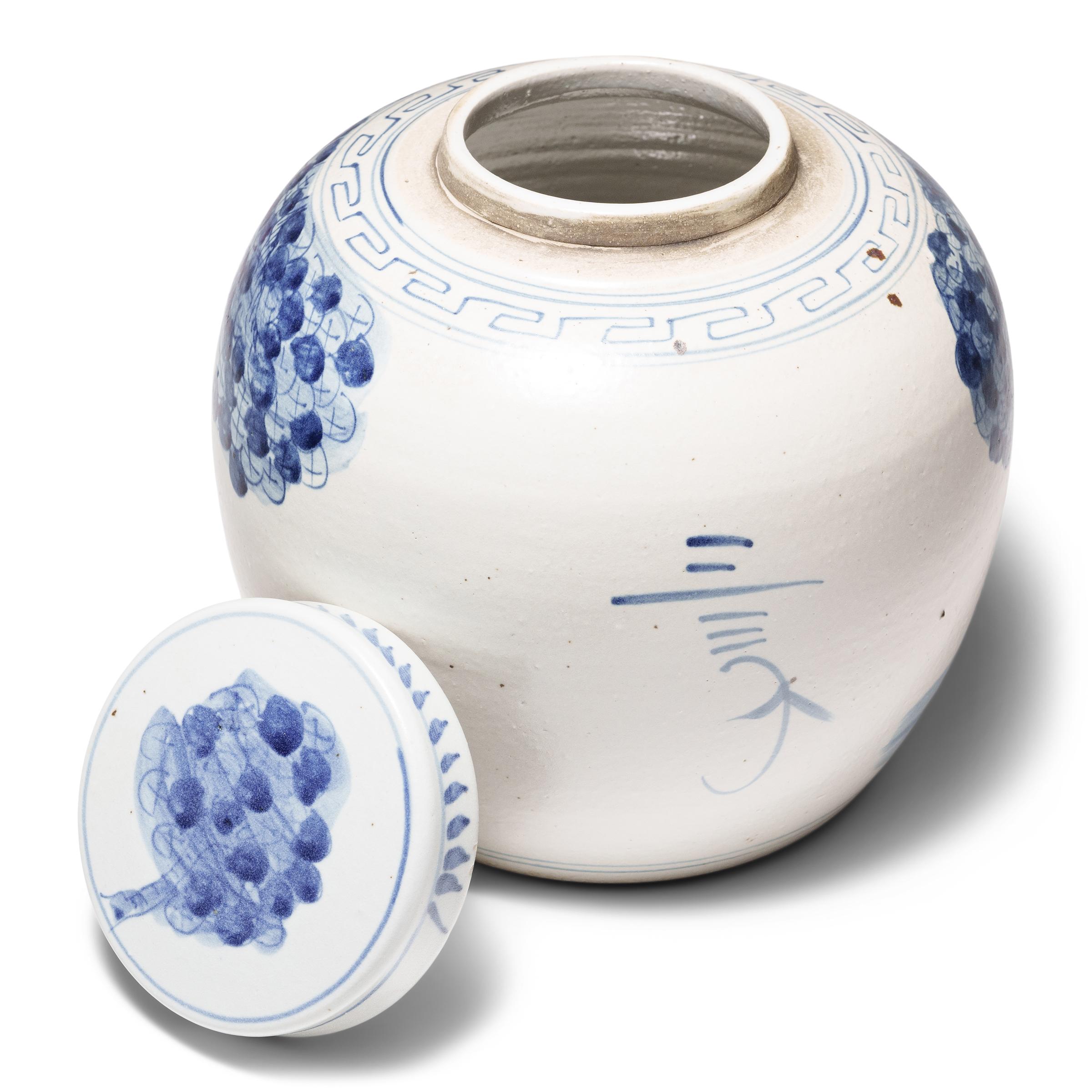 Qing Vaso cinese in bianco e blu con il primo studioso in vendita