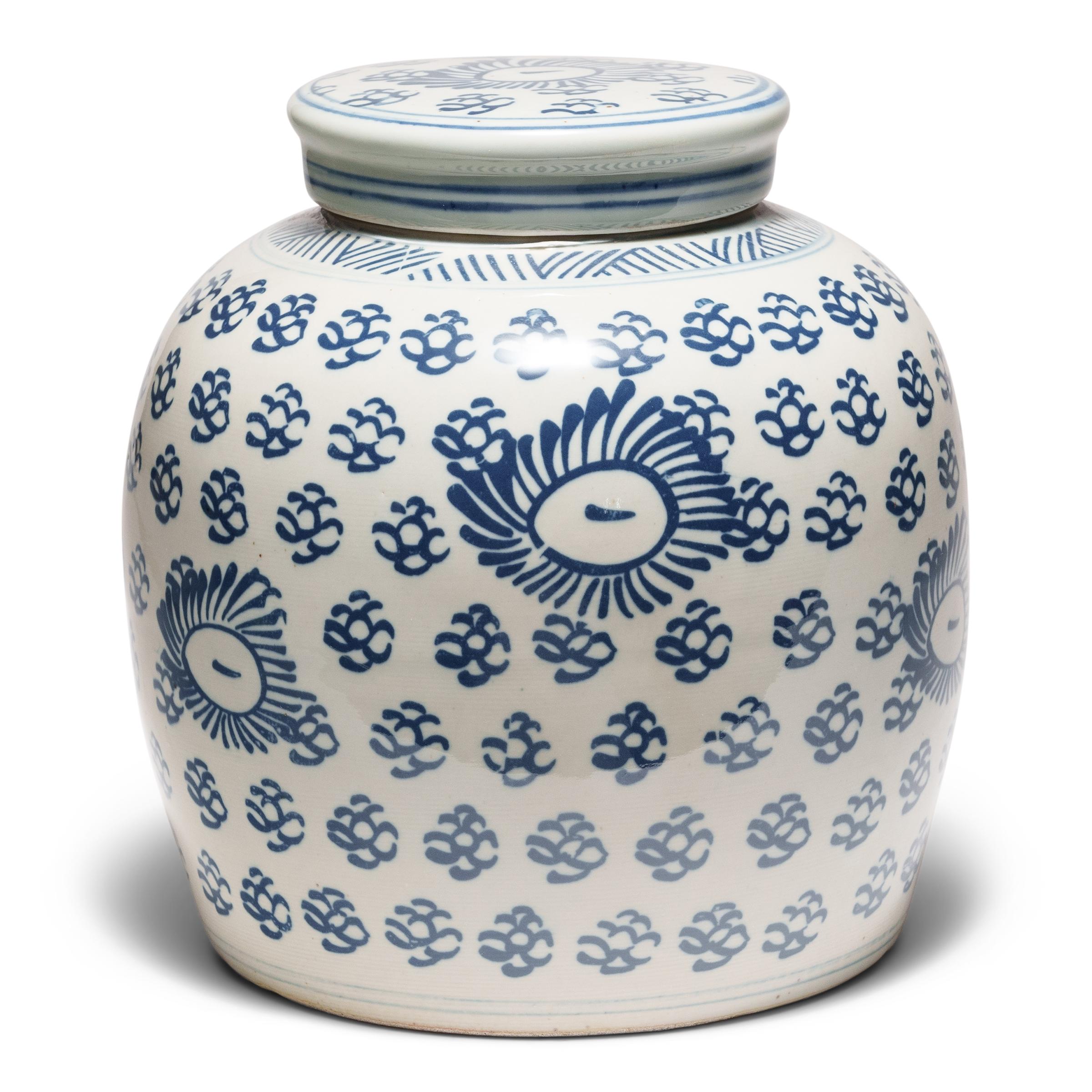 Questo vaso rotondo in porcellana è smaltato nel classico stile bianco e blu con un motivo floreale astratto che ricorda i crisantemi, le nuvole o le perle di buon auspicio. 

Dimensioni aggiuntive:
Senza coperchio: 8,25 