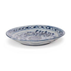 Chinesischer Blau-Weiß-Teller mit Rankenwerk, 19. Jahrhundert