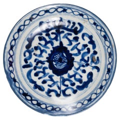 Chinesischer Blau-Weiß-Teller mit Rankenwerk, 19. Jahrhundert