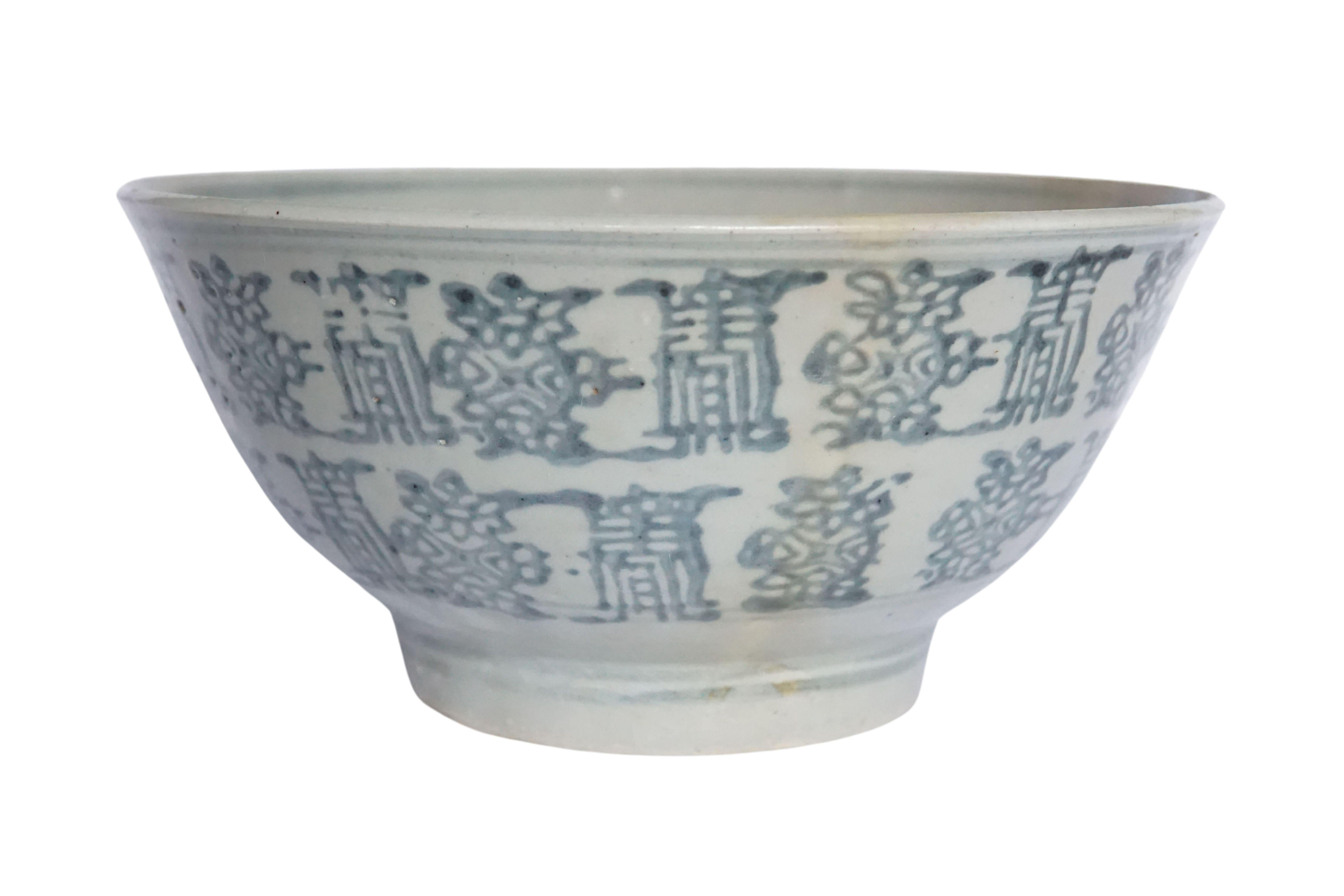 Chinesische chinesische blau-weiße Porzellanschale mit handbemalten Symbolen aus der Qing-Dynastie im Zustand „Gut“ im Angebot in Jimbaran, Bali