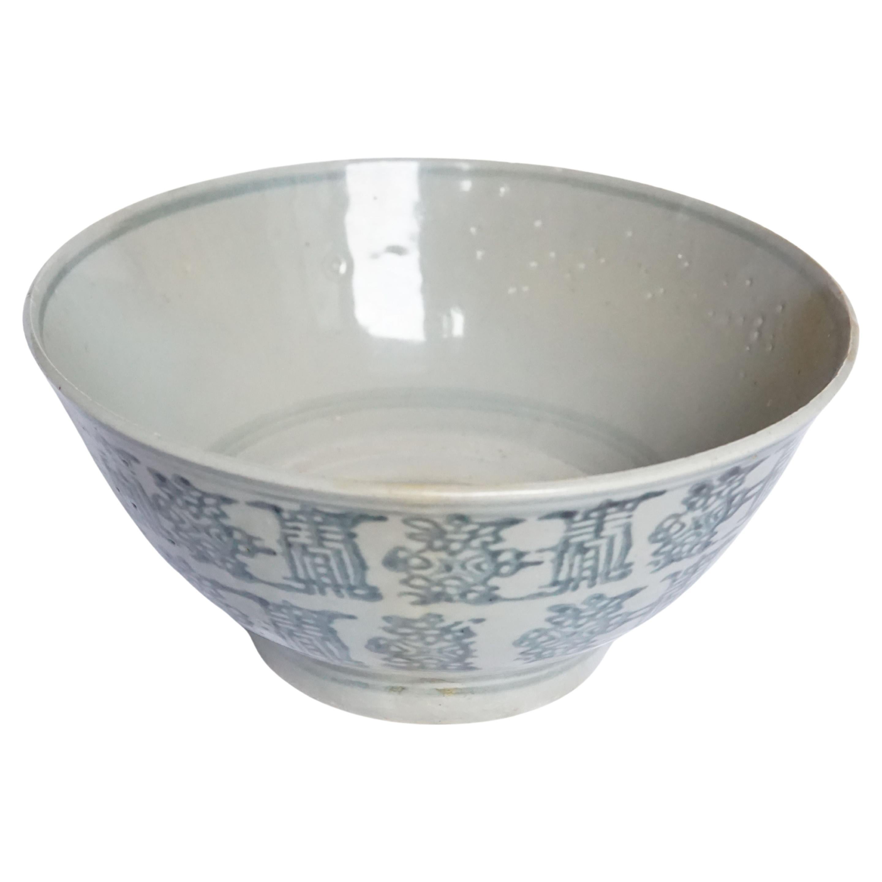 Chinesische chinesische blau-weiße Porzellanschale mit handbemalten Symbolen aus der Qing-Dynastie im Angebot