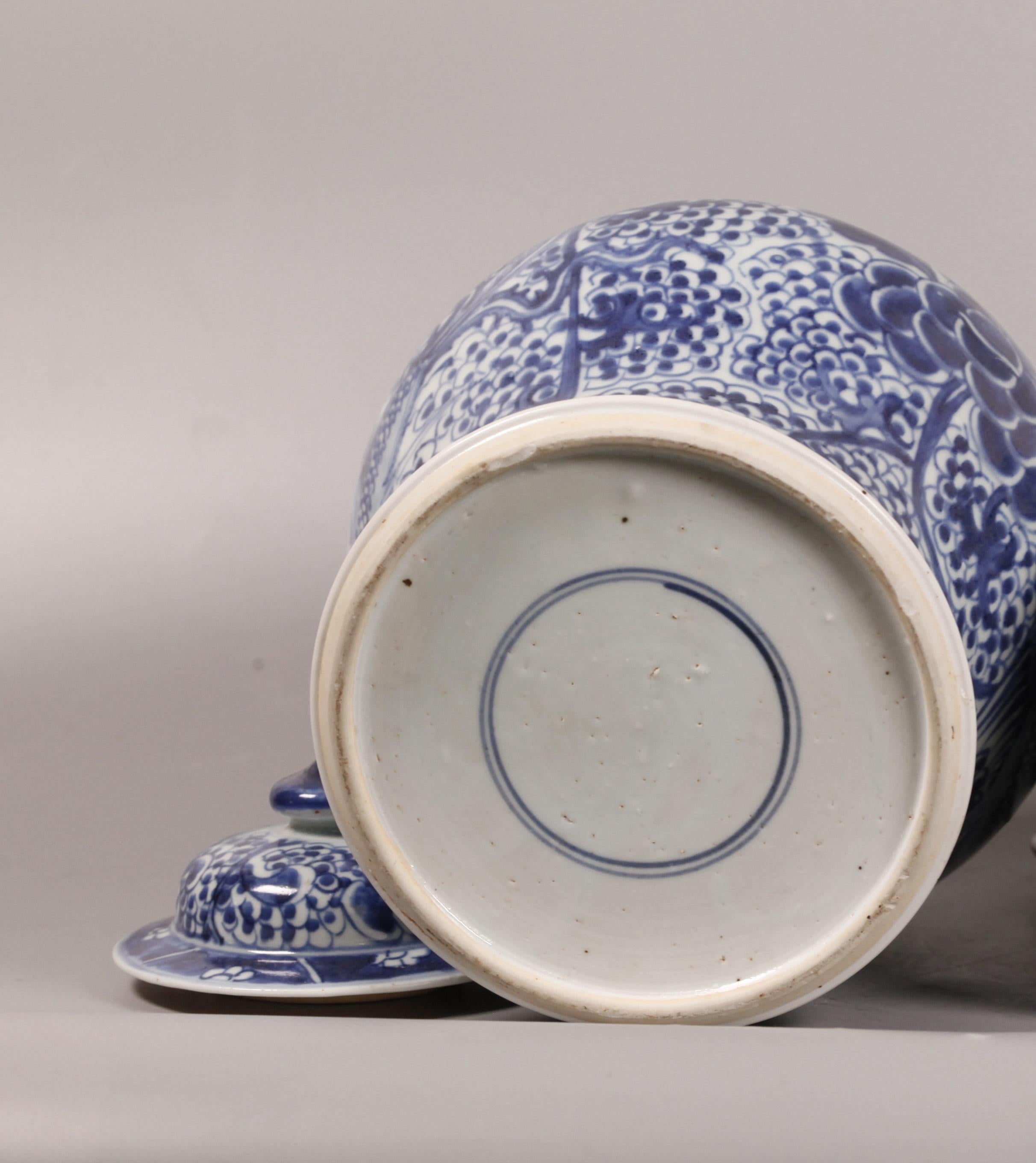 Chinese blue & white porcelain cover jar, 18th c. In Good Condition For Sale In New York, NY