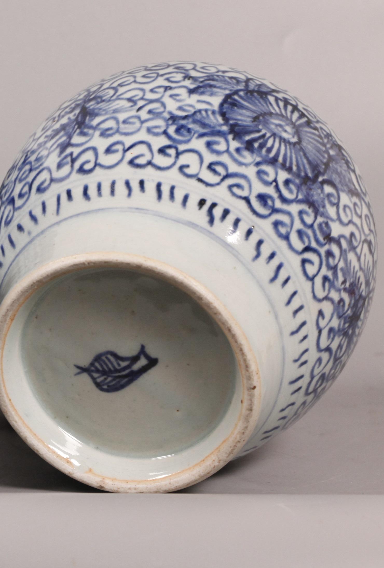 Chinese blue & white porcelain cover jar, 18th c. In Good Condition For Sale In New York, NY