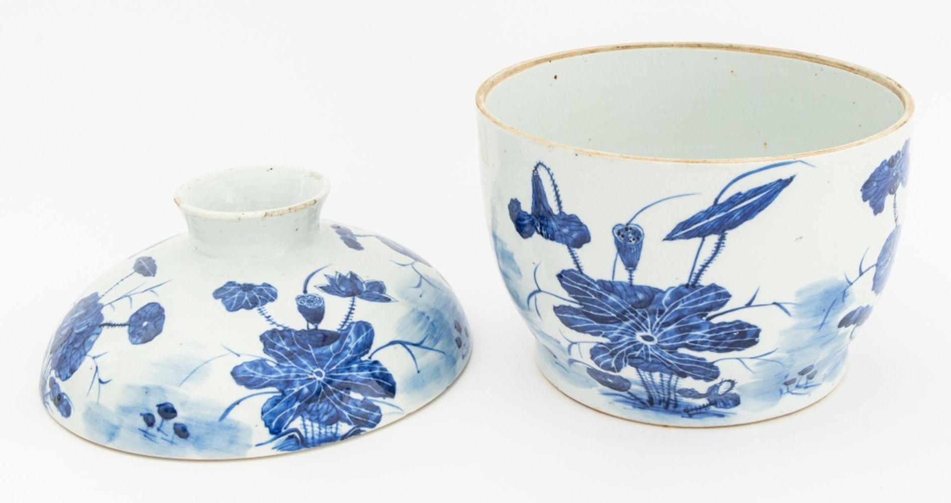 Chinese Blue & White Porcelain Covered Jar For Sale 1