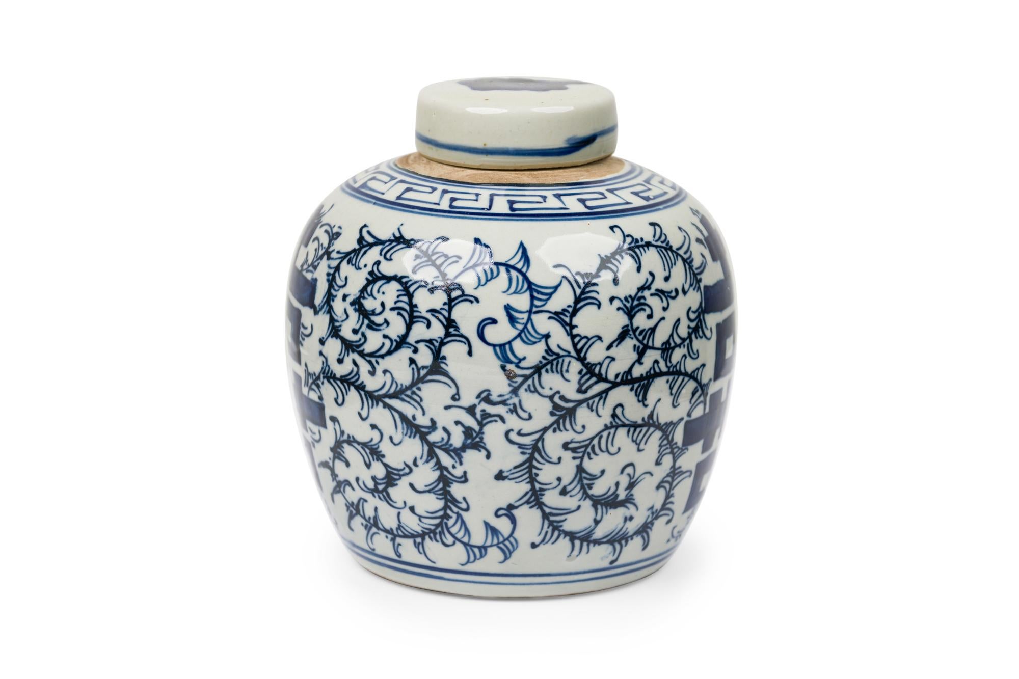 Tarros chinos de porcelana azul y blanca con decoración floral y caligrafía Chino en venta