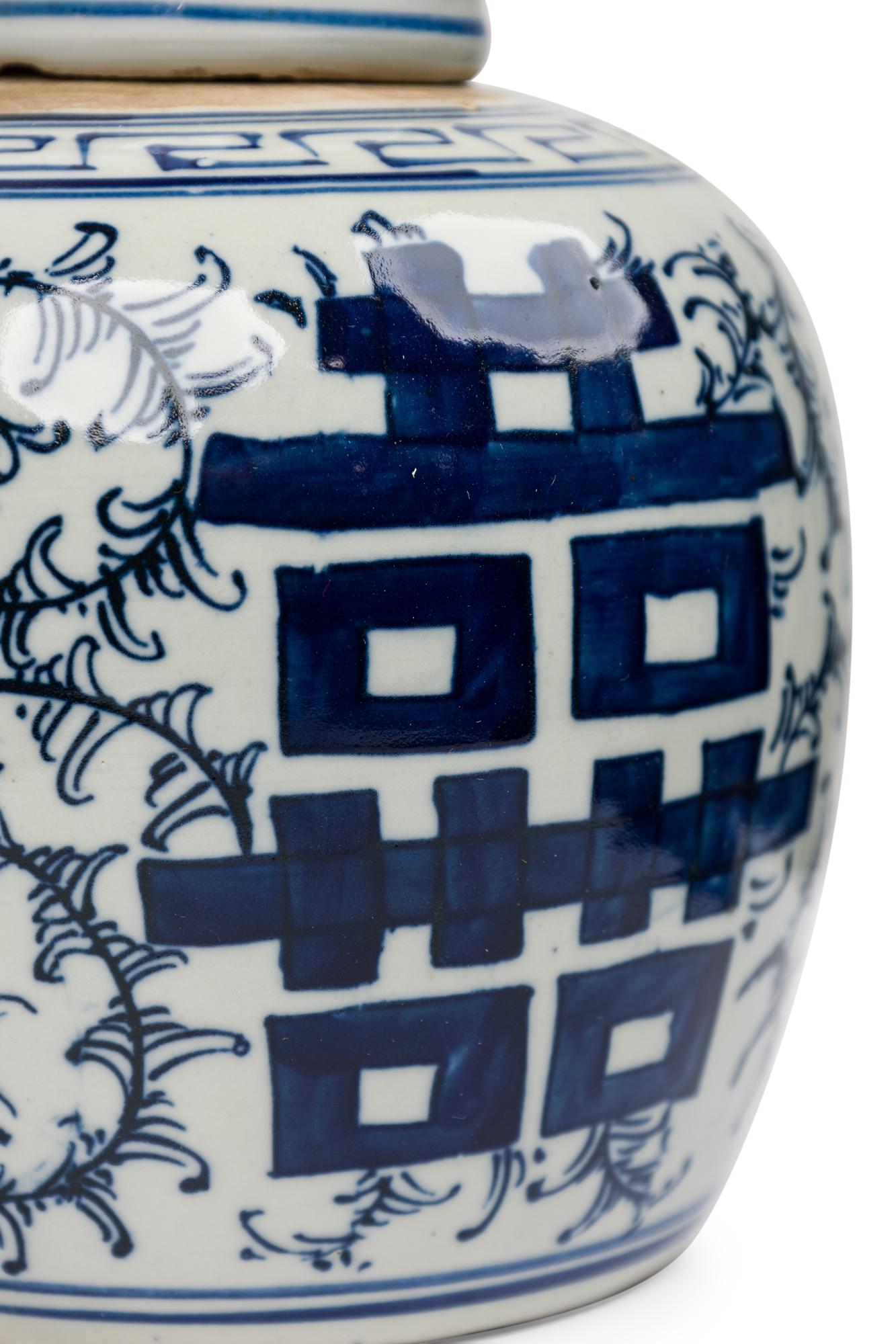 Tarros chinos de porcelana azul y blanca con decoración floral y caligrafía Pintado a mano en venta