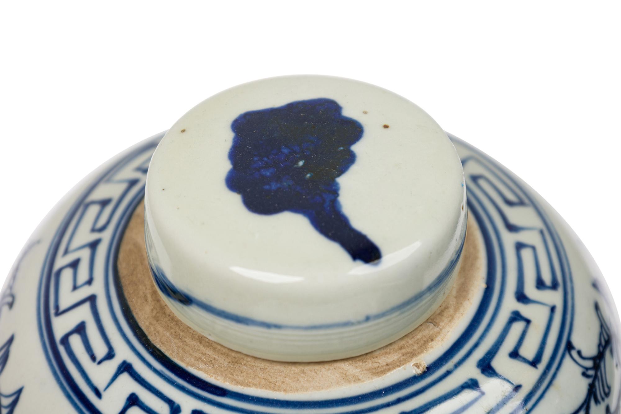 Tarros chinos de porcelana azul y blanca con decoración floral y caligrafía en Bueno estado para la venta en Queens, NY