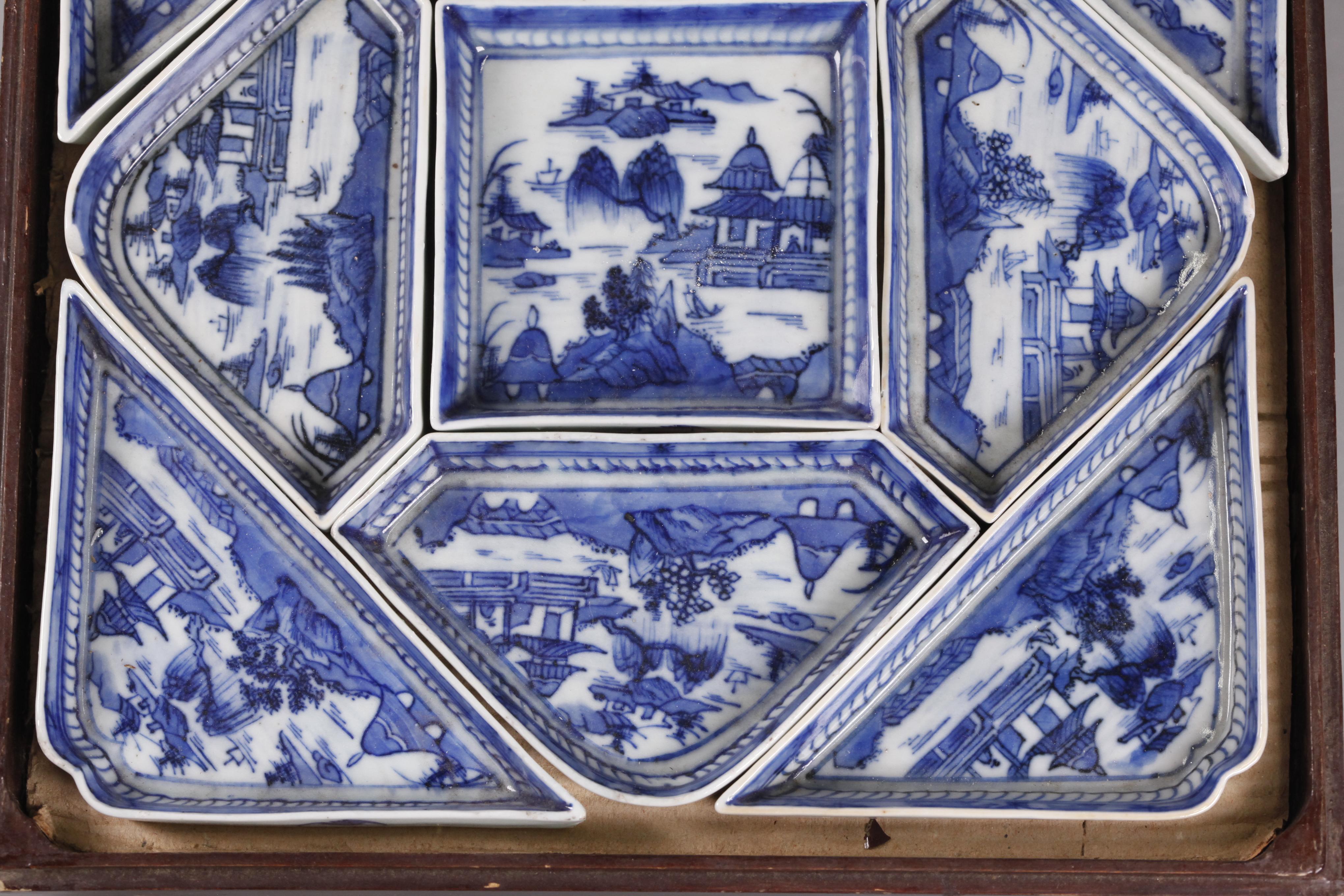 Chinese blue & white porcelain meat trays in lacquer box For Sale 1