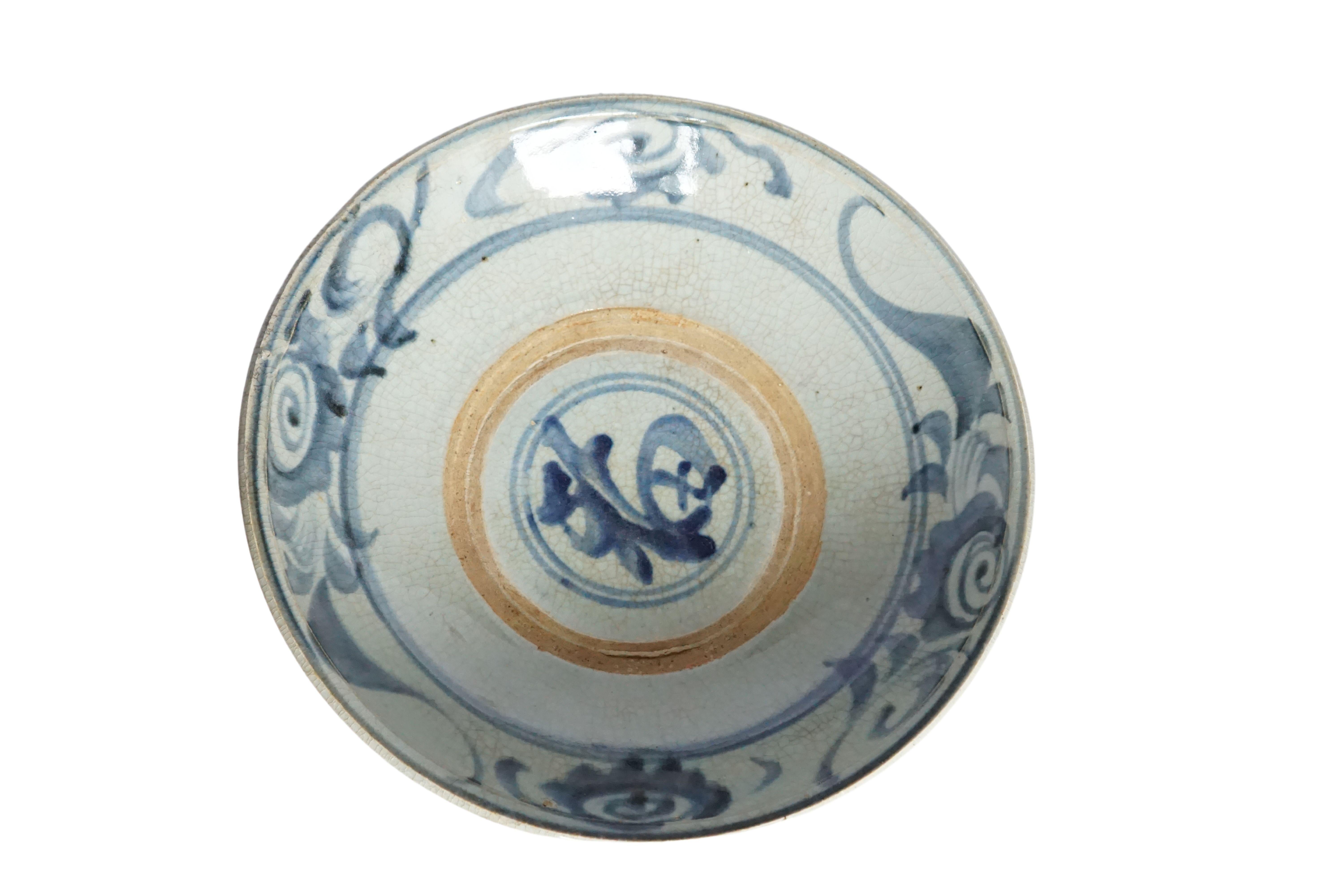 Dieser chinesische Keramikteller aus der Qing-Dynastie wird von einer blau-grauen Glasur dominiert und weist wunderschöne handgemalte blaue Striche auf. Einst als alltäglicher Teller verwendet, ist er heute ein großartiges Beispiel für chinesische