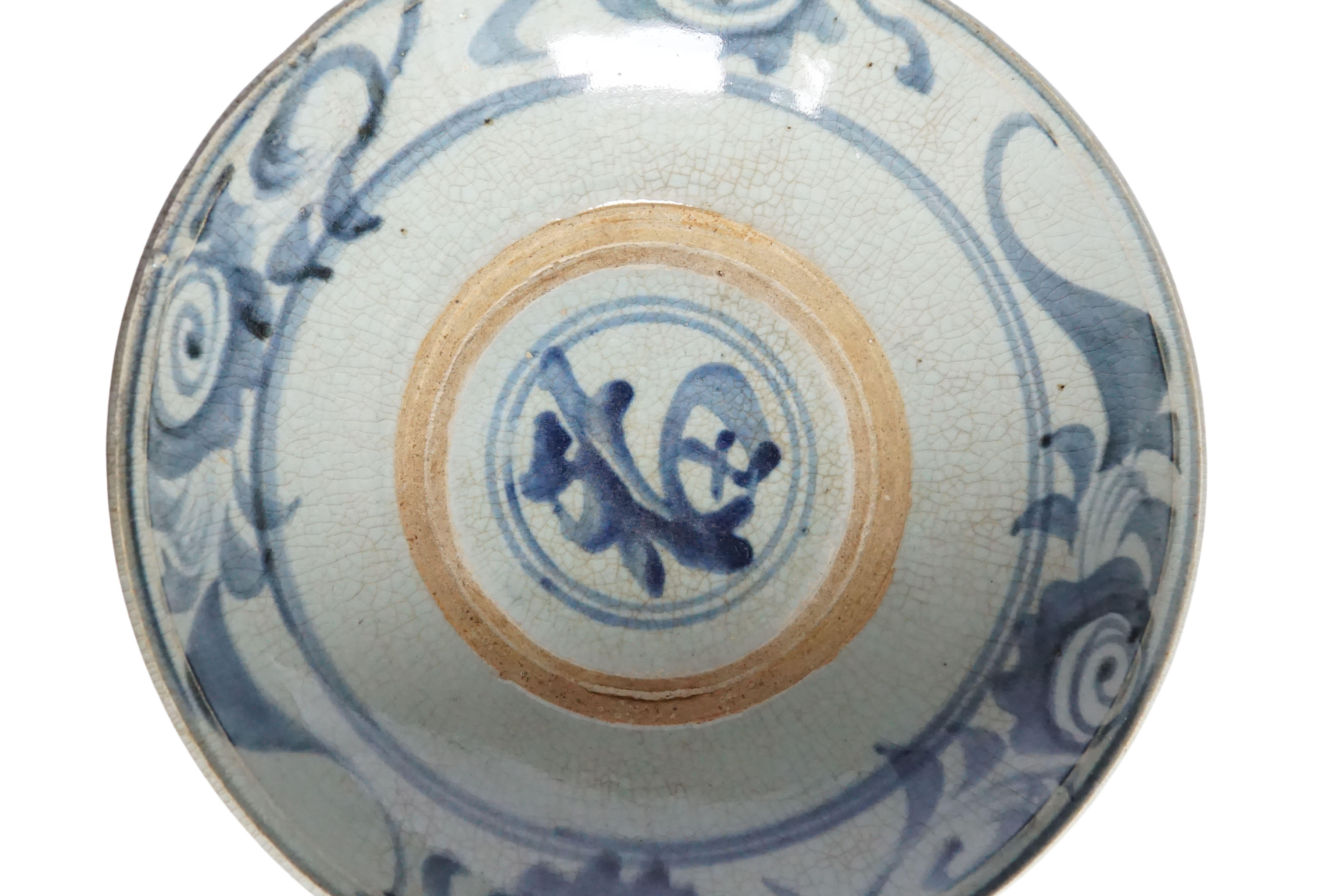 Chinesischer blau-weißer Porzellanteller mit handgemalten Strichen, Qing Dynasty  (Qing-Dynastie) im Angebot