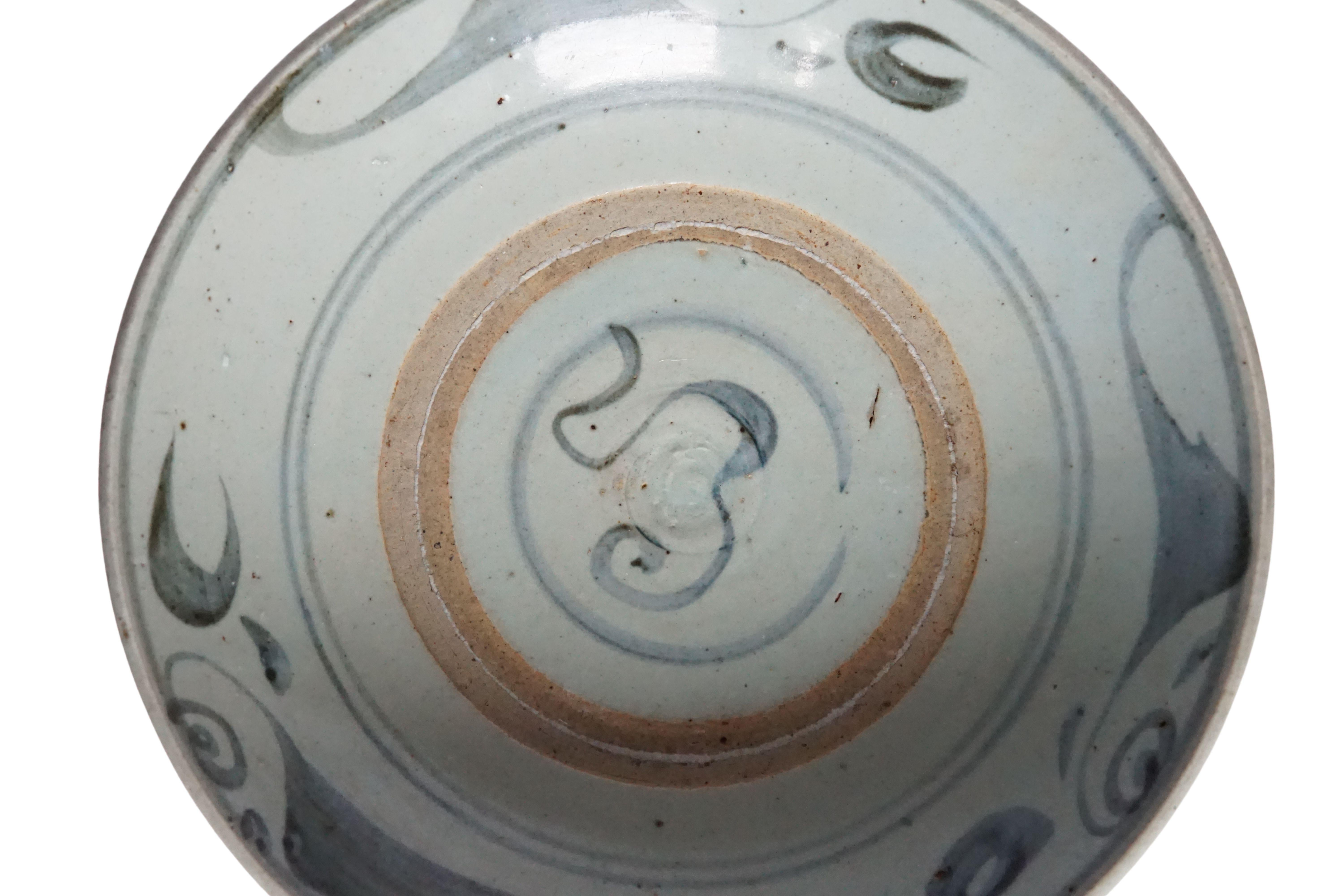 Chinesischer blau-weißer Porzellanteller mit handgemalten Strichen, Qing Dynasty  (Qing-Dynastie) im Angebot