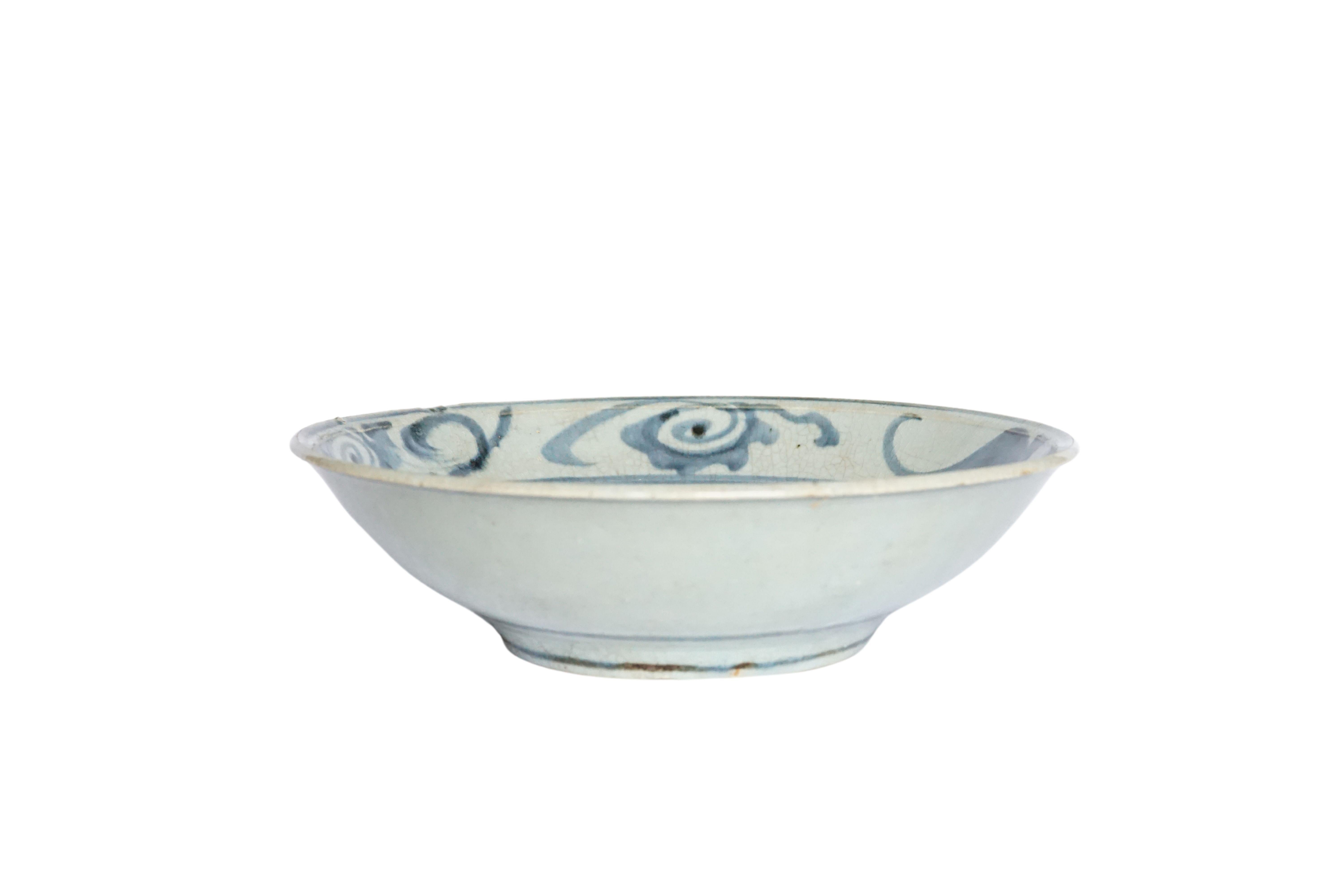 Chinesischer blau-weißer Porzellanteller mit handgemalten Strichen, Qing Dynasty  (Glasiert) im Angebot